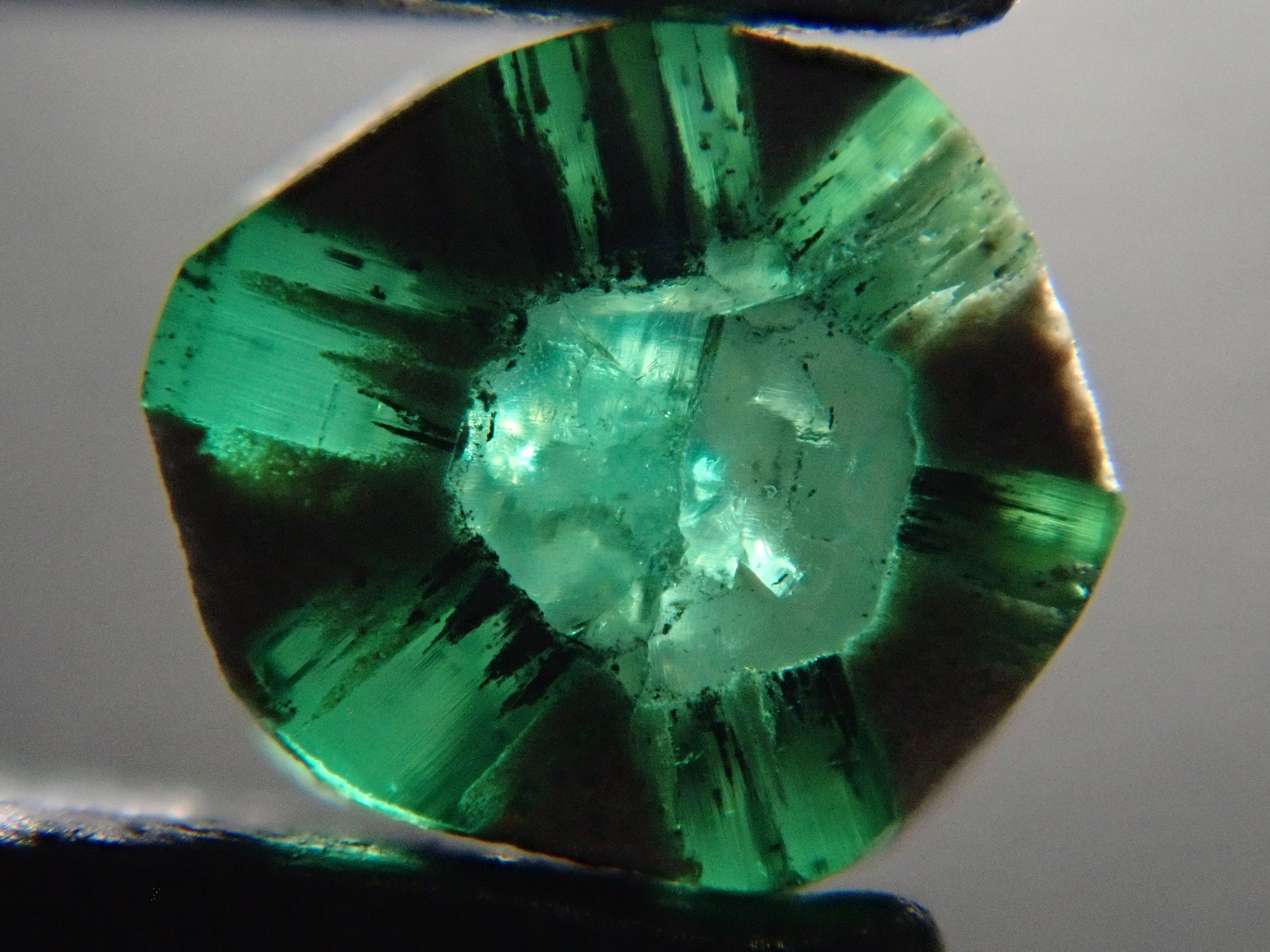 コロンビア産トラピッチェエメラルド(逆トラピッチェ) 0.131ct原石