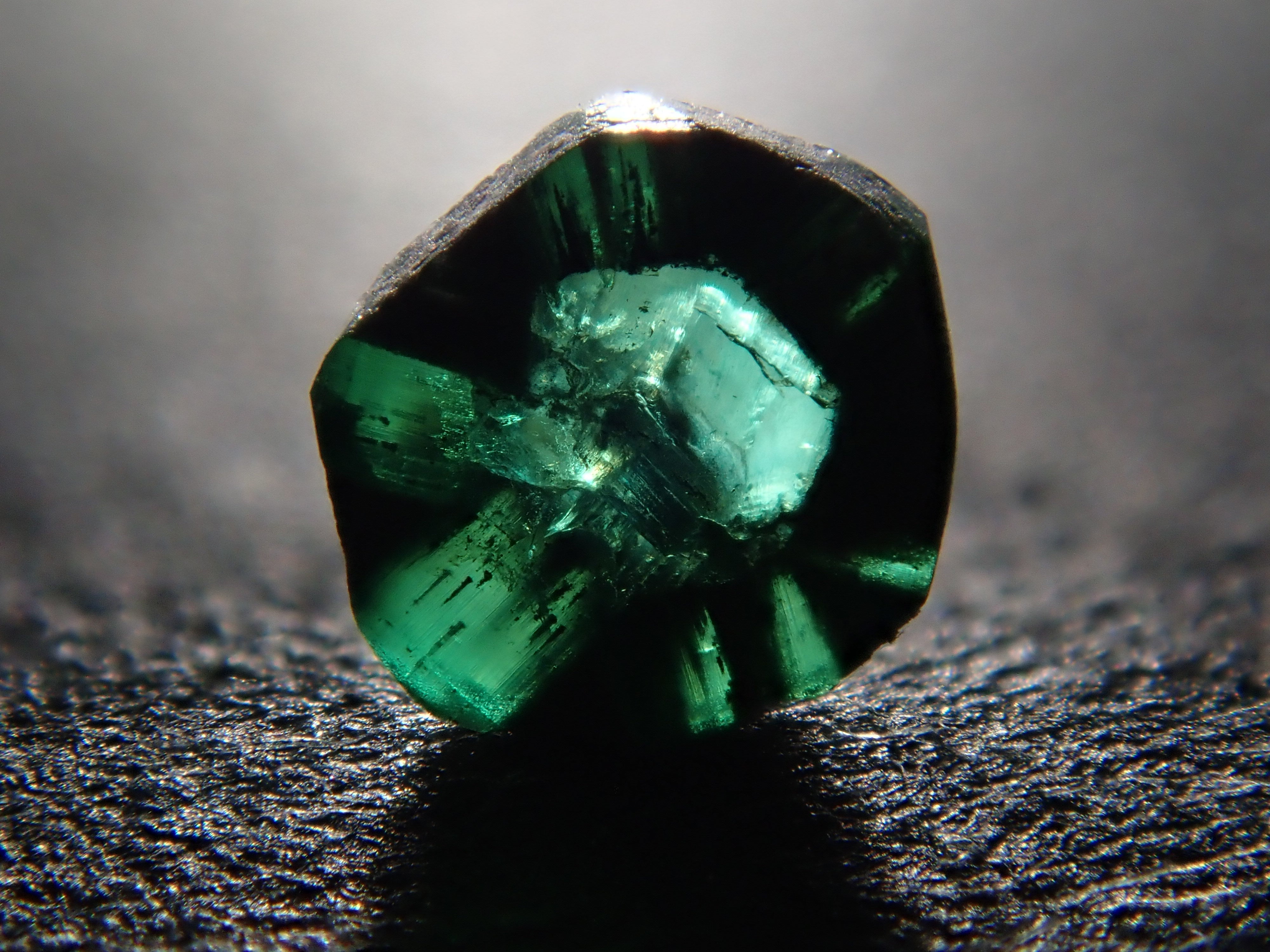 コロンビア産トラピッチェエメラルド(逆トラピッチェ) 0.131ct原石