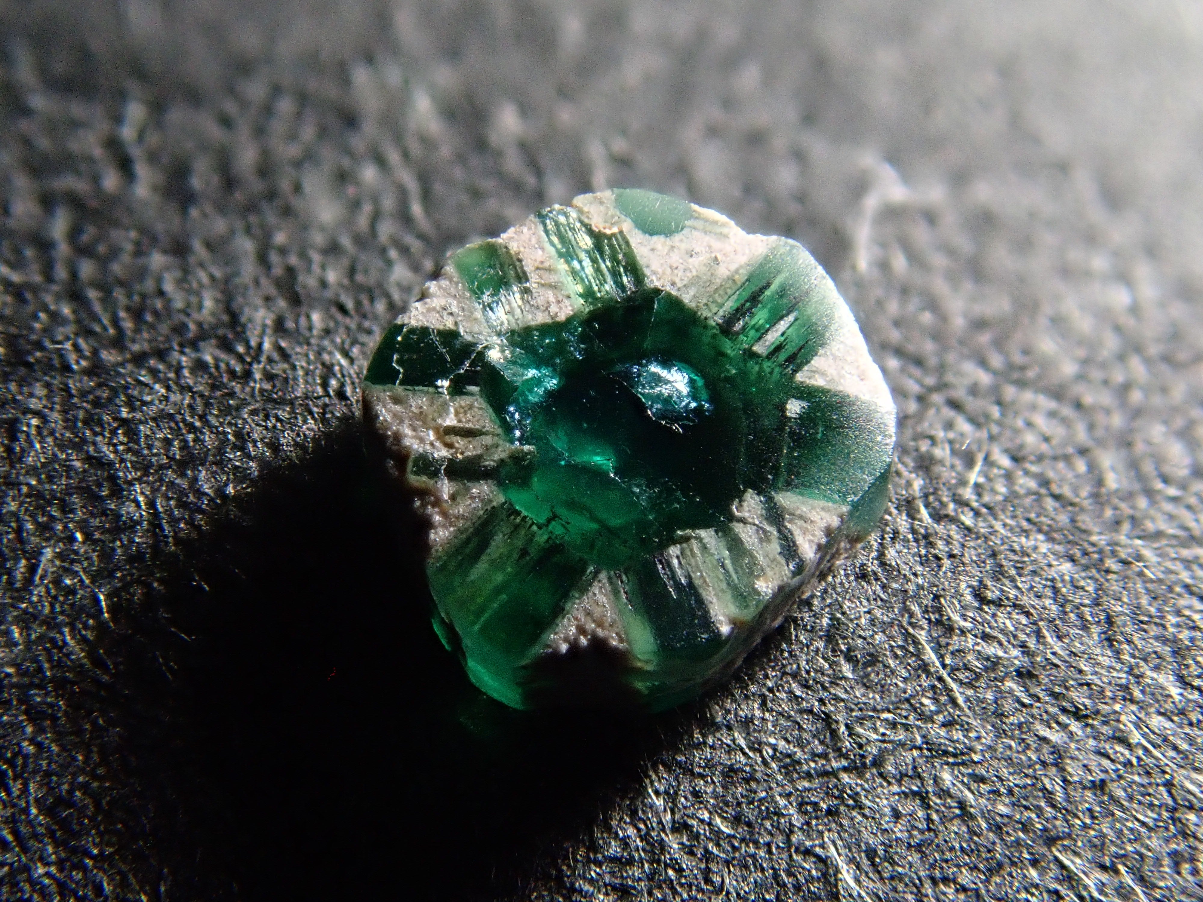コロンビア産トラピッチェエメラルド(逆トラピッチェ) 0.132ct原石