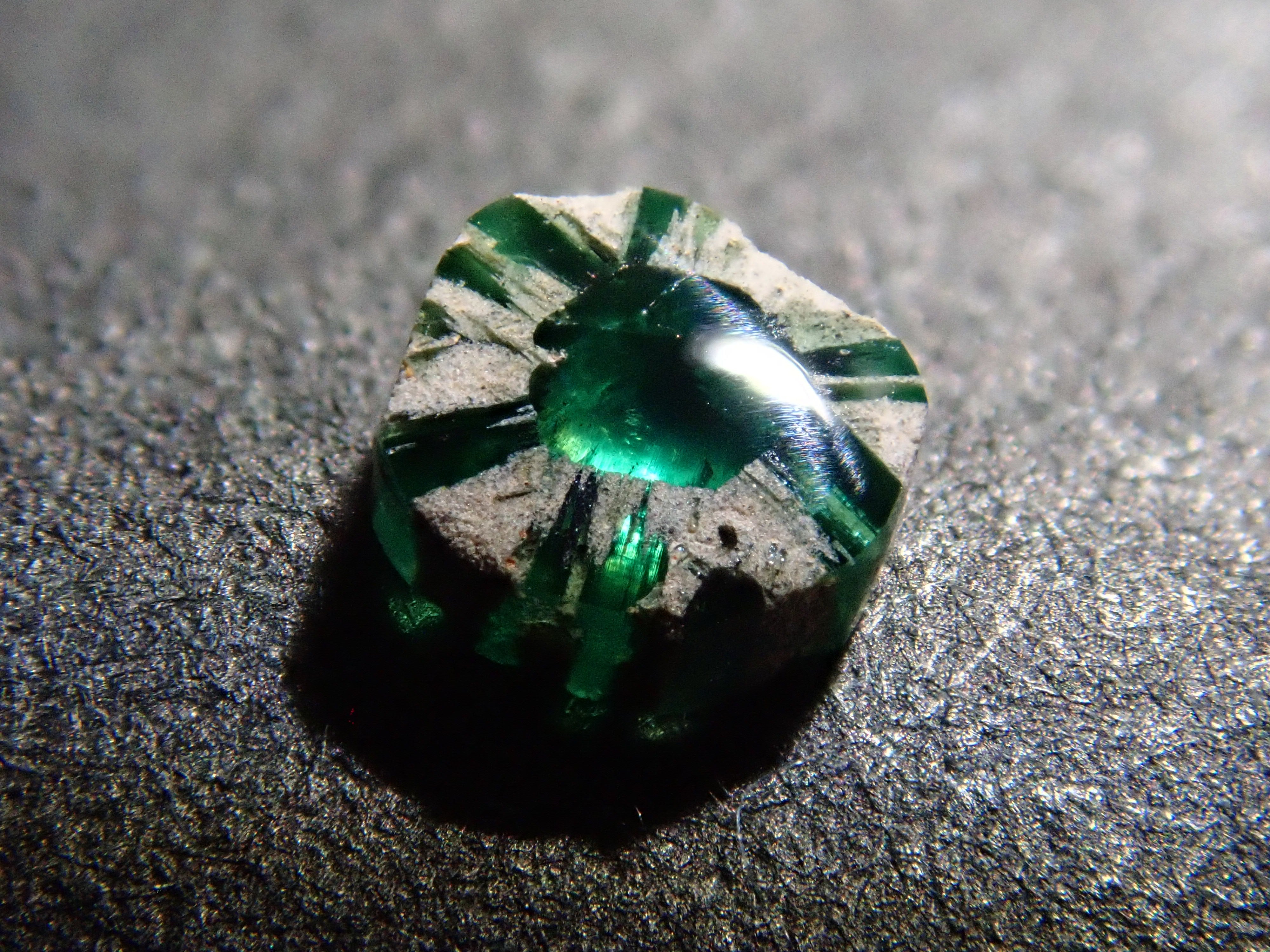 コロンビア産トラピッチェエメラルド(逆トラピッチェ) 0.132ct原石