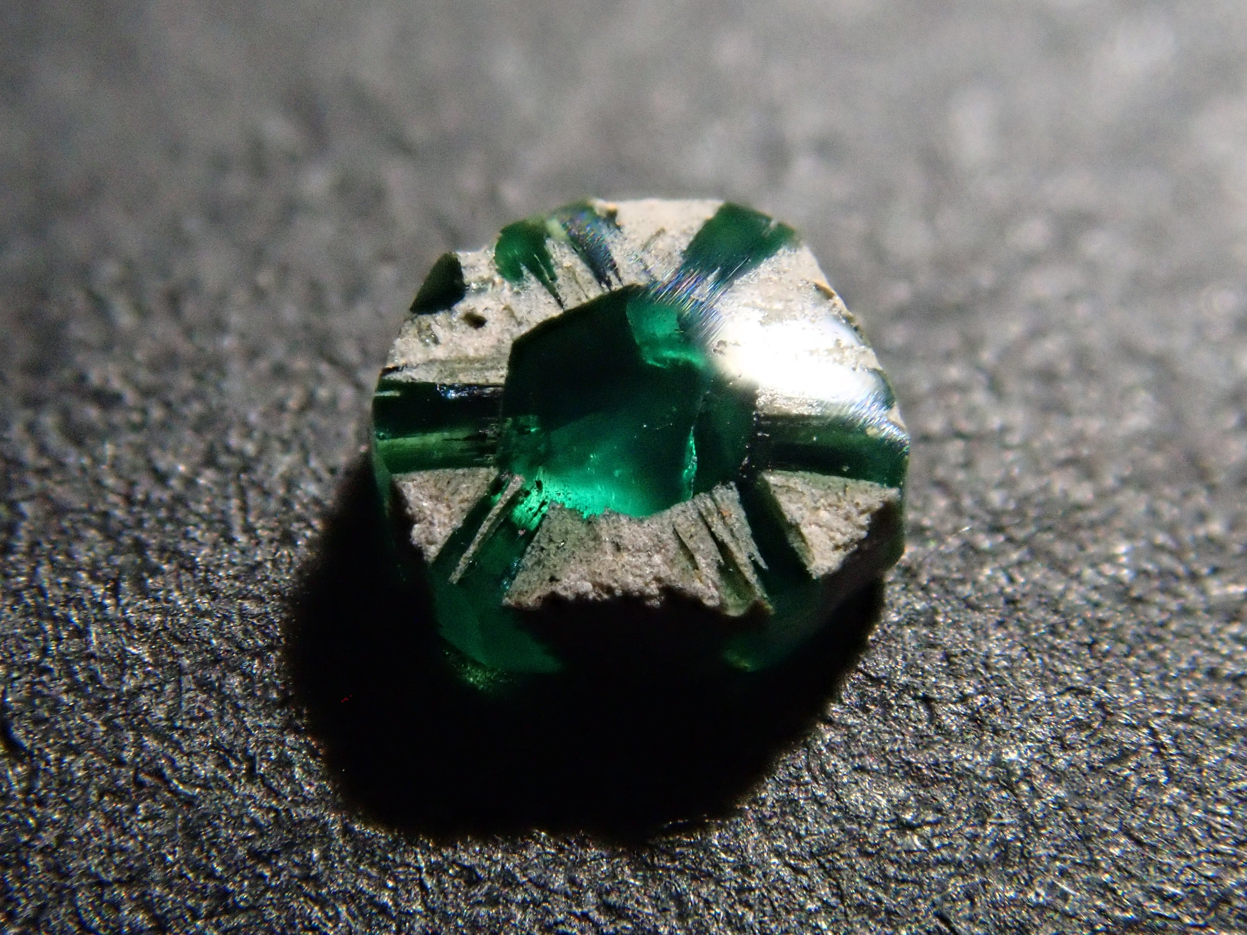 コロンビア産トラピッチェエメラルド(逆トラピッチェ) 0.132ct原石