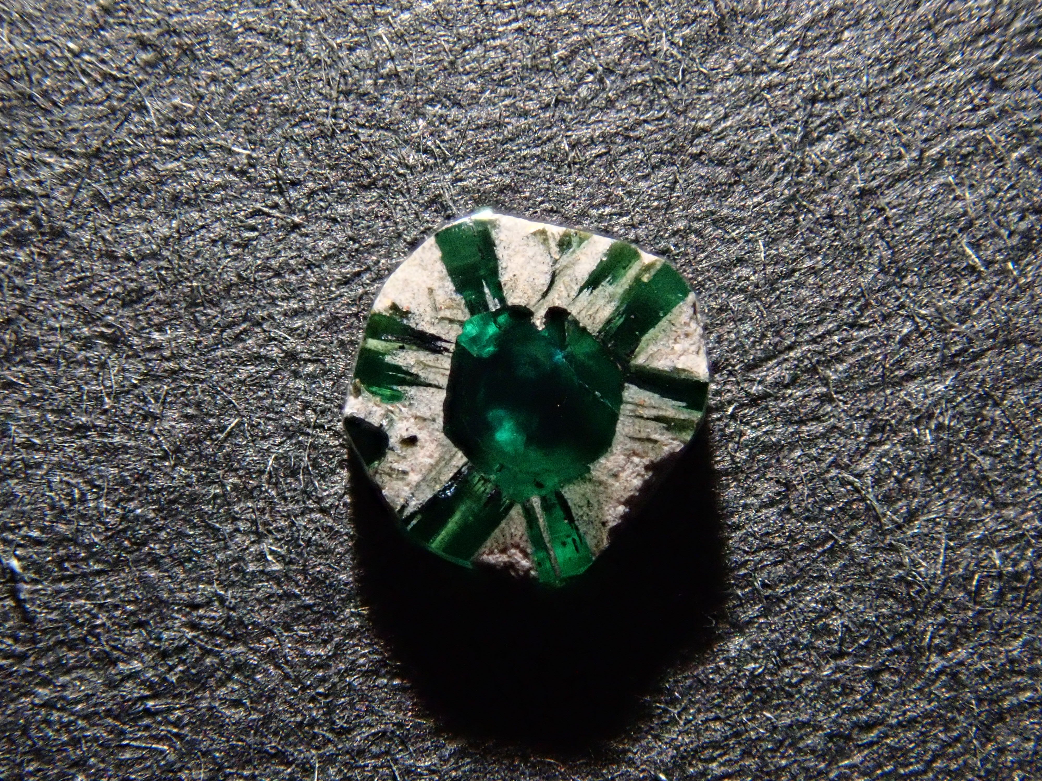 コロンビア産トラピッチェエメラルド(逆トラピッチェ) 0.132ct原石