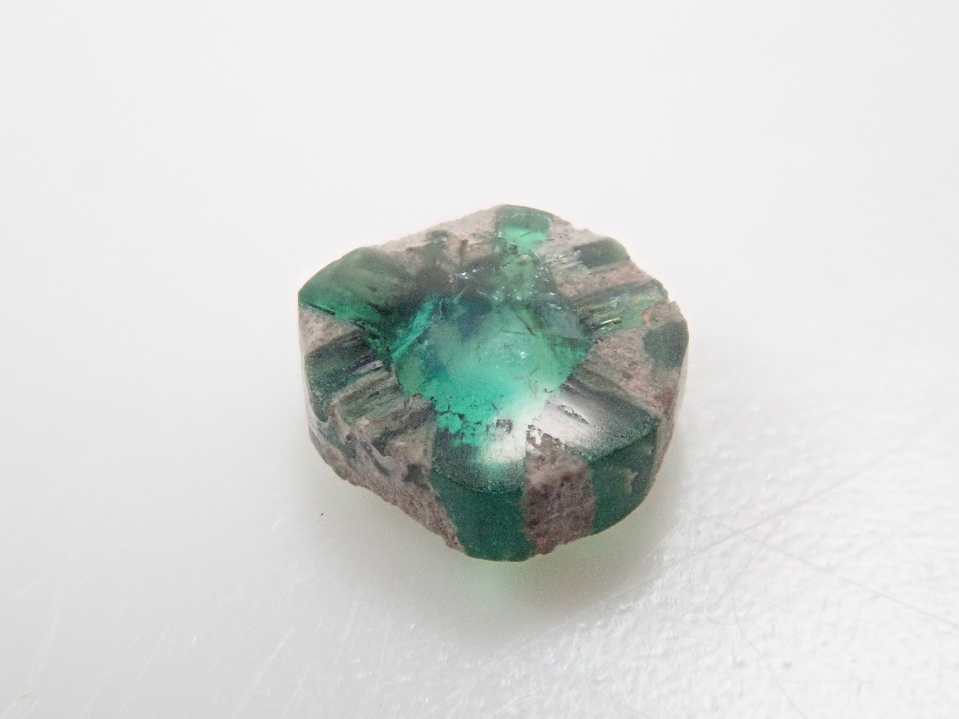 コロンビア産トラピッチェエメラルド(逆トラピッチェ) 0.132ct原石