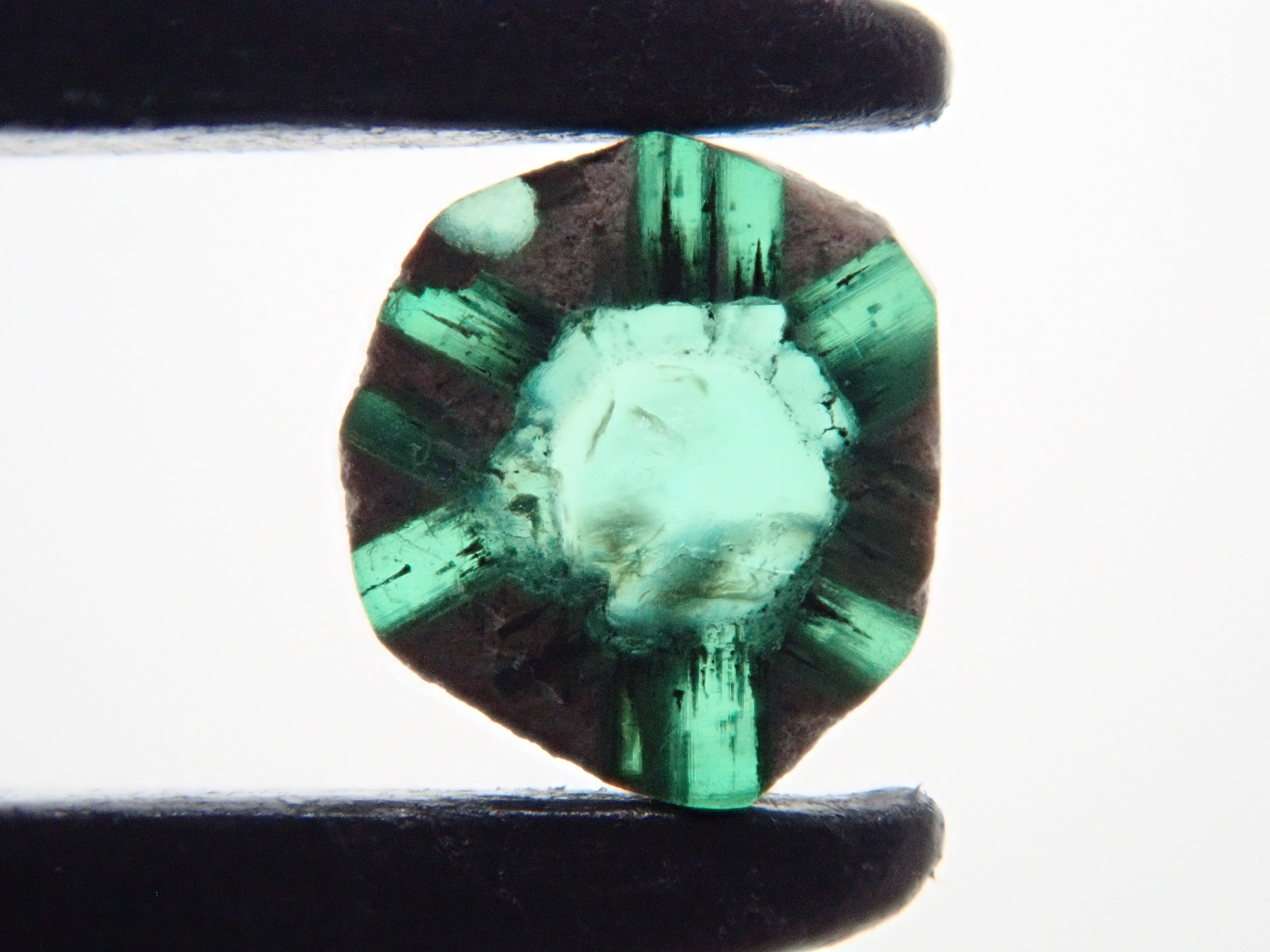 コロンビア産トラピッチェエメラルド(逆トラピッチェ) 0.132ct原石