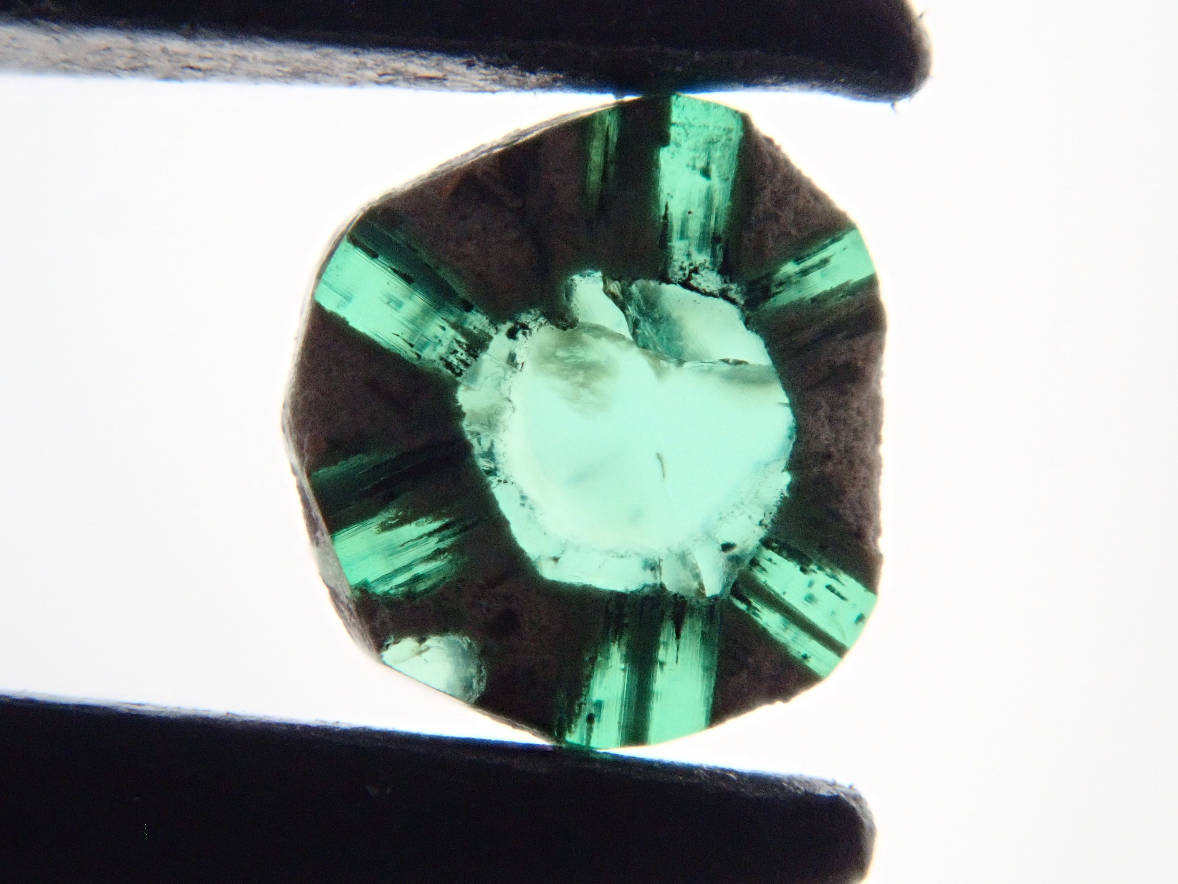 コロンビア産トラピッチェエメラルド(逆トラピッチェ) 0.132ct原石