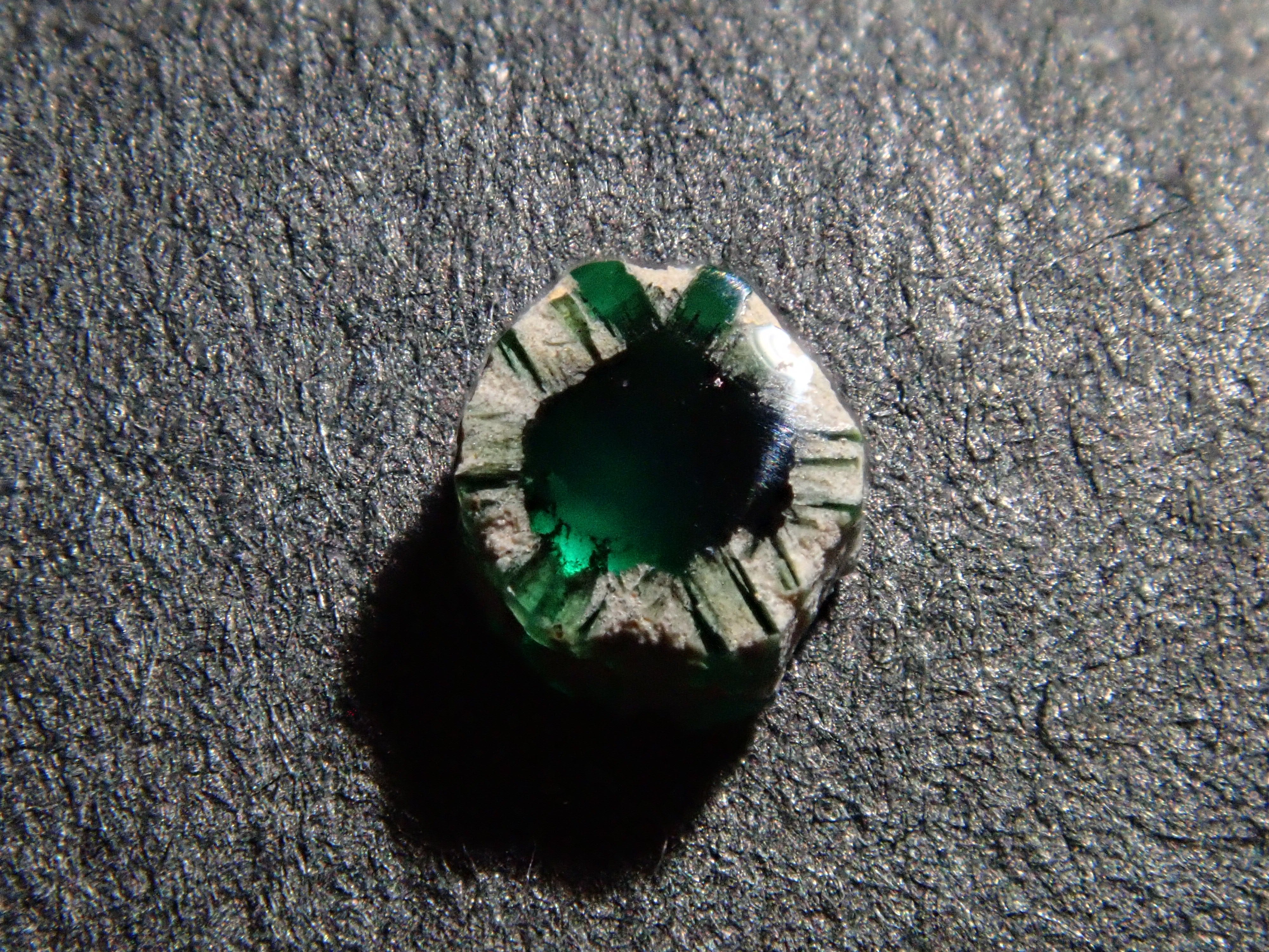 コロンビア産トラピッチェエメラルド(逆トラピッチェ) 0.135ct原石