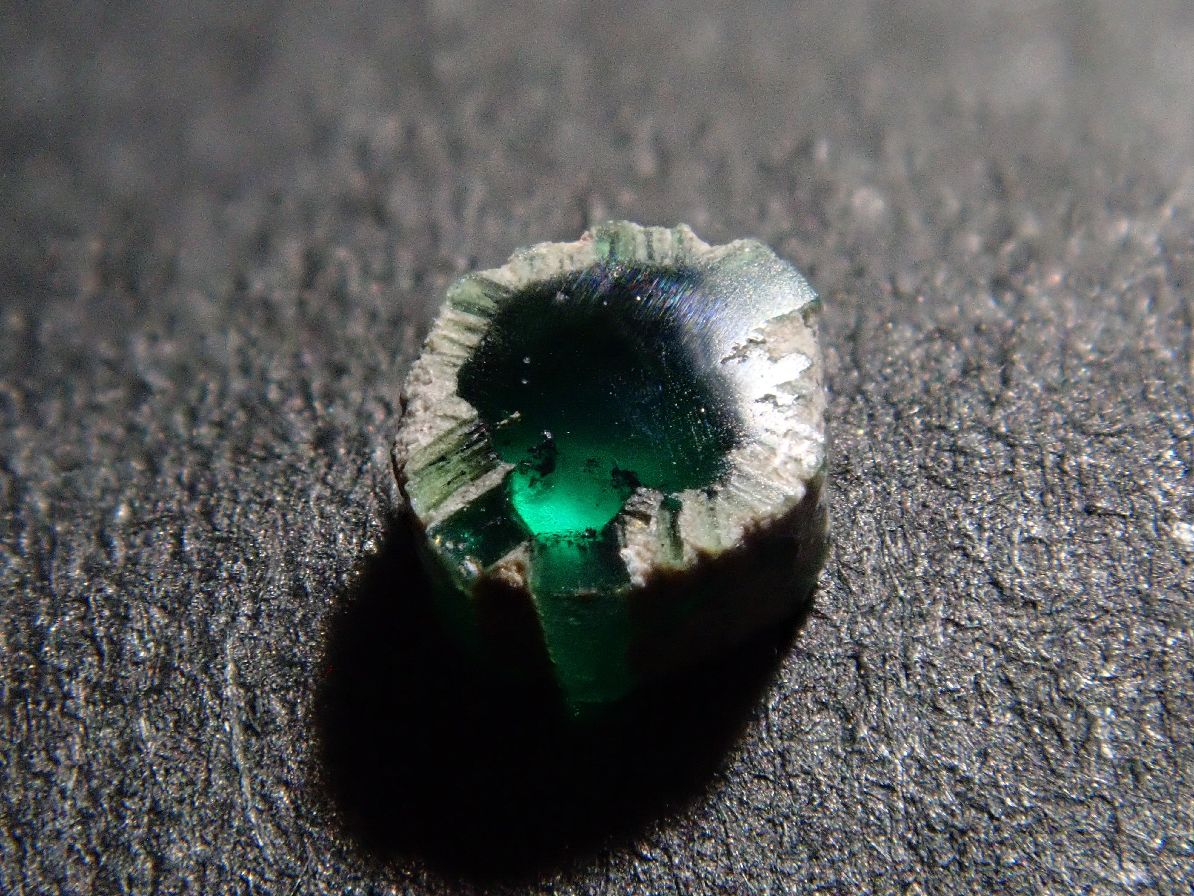 コロンビア産トラピッチェエメラルド(逆トラピッチェ) 0.135ct原石