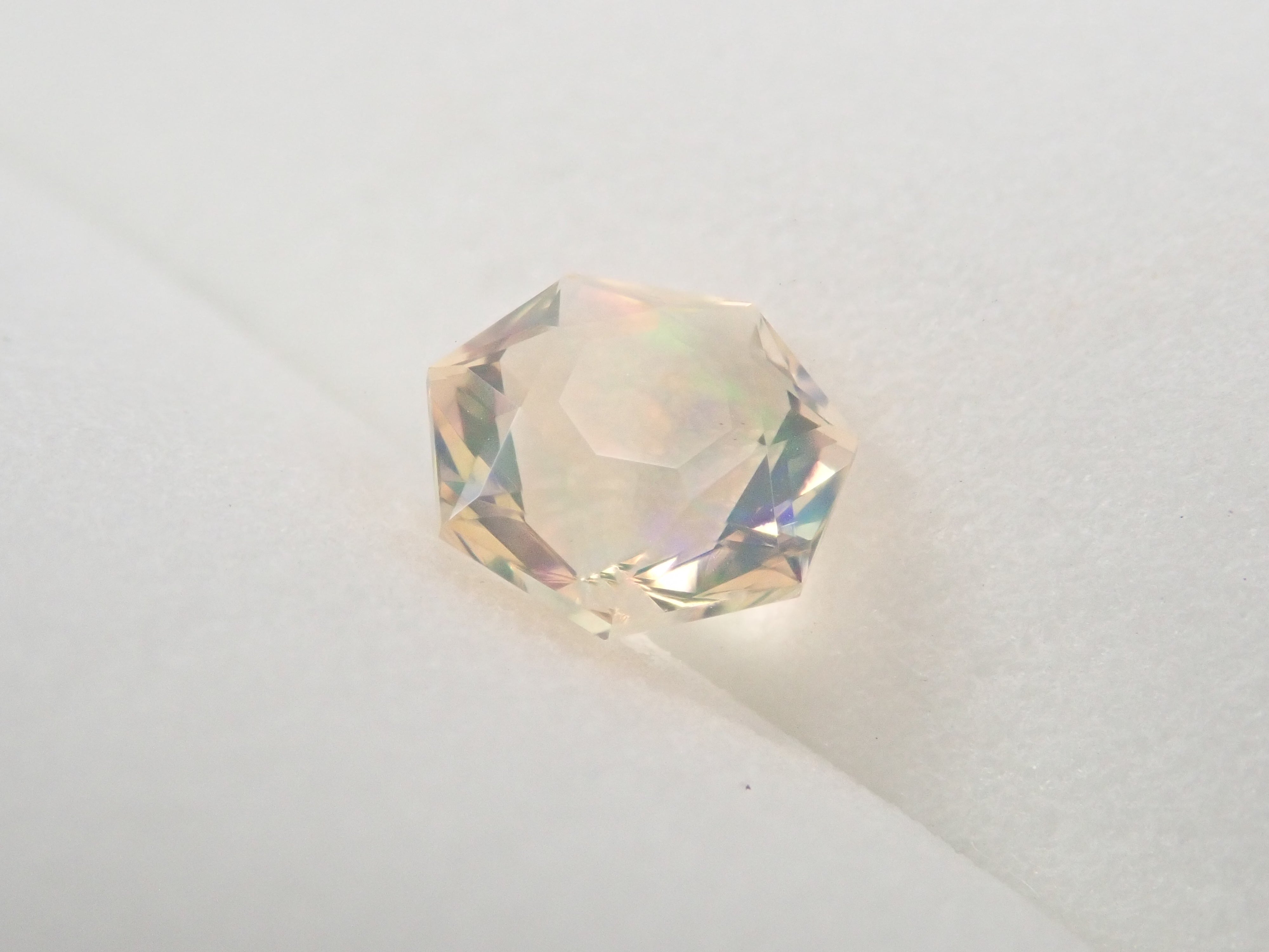 メキシコ産オパール(ファセットカット) 0.550ctルース
