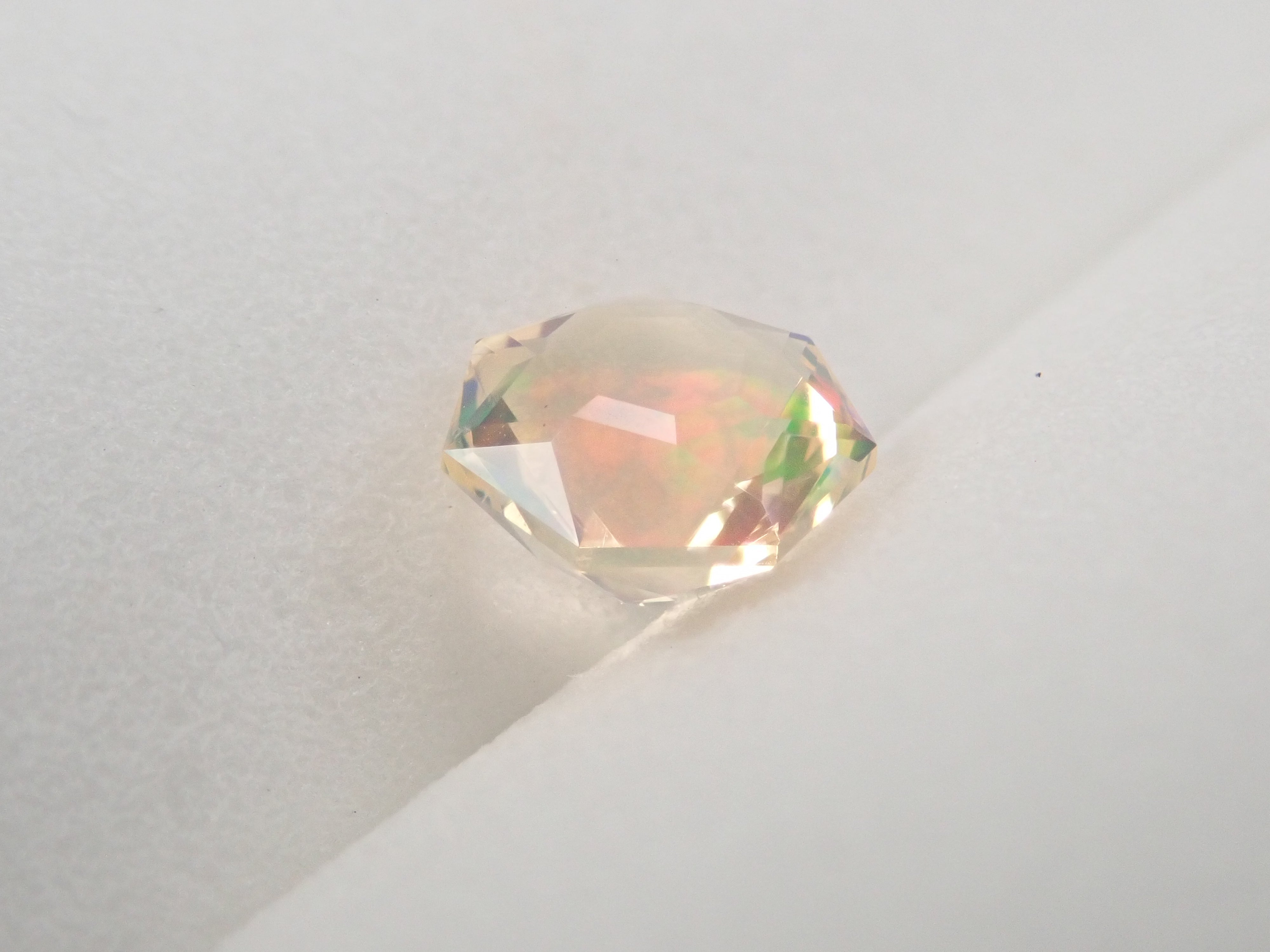メキシコ産オパール(ファセットカット) 0.550ctルース