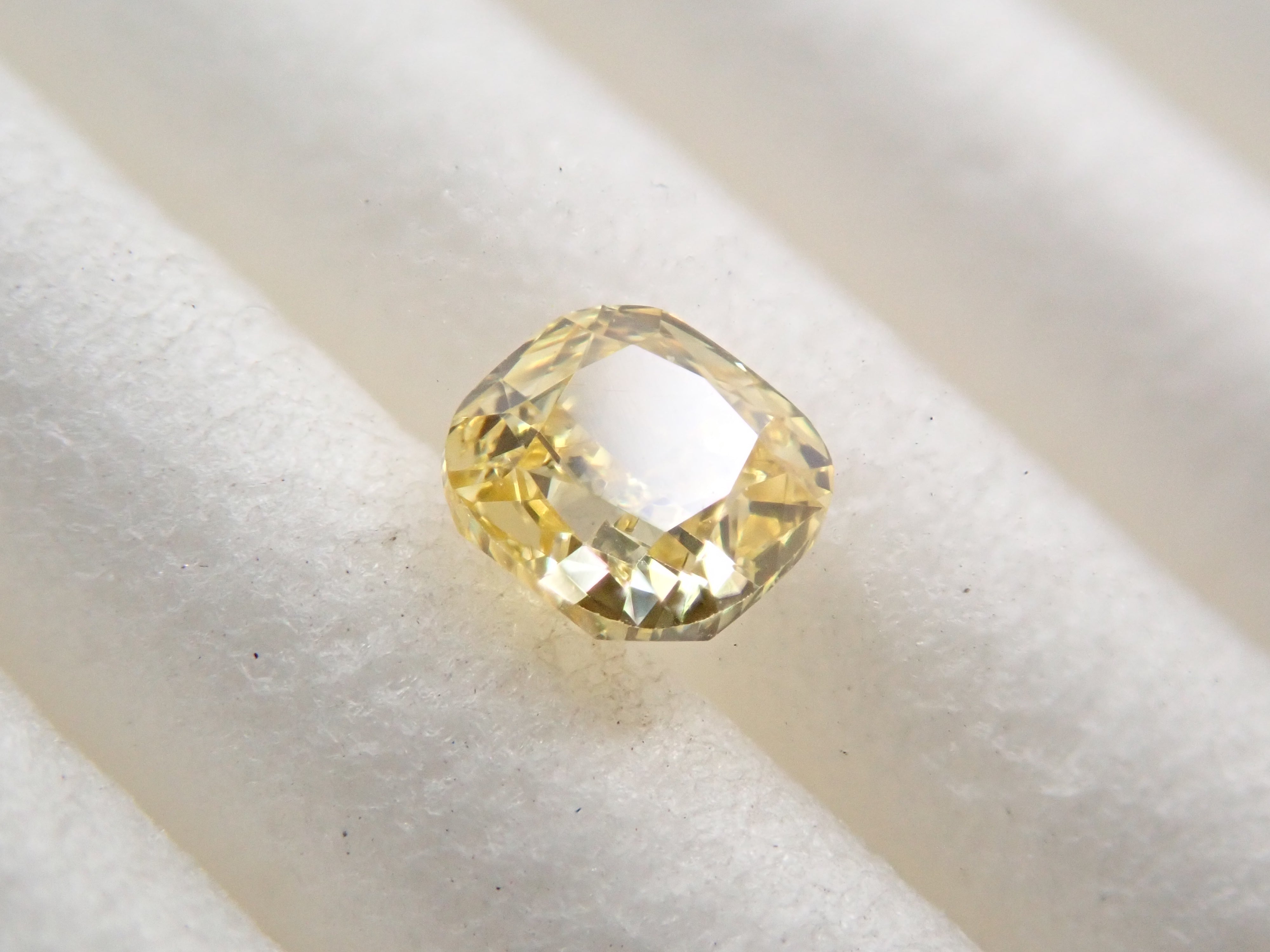 イエローダイヤモンド 0.188ctルース(FANCY INTENSE YELLOW, VS1)