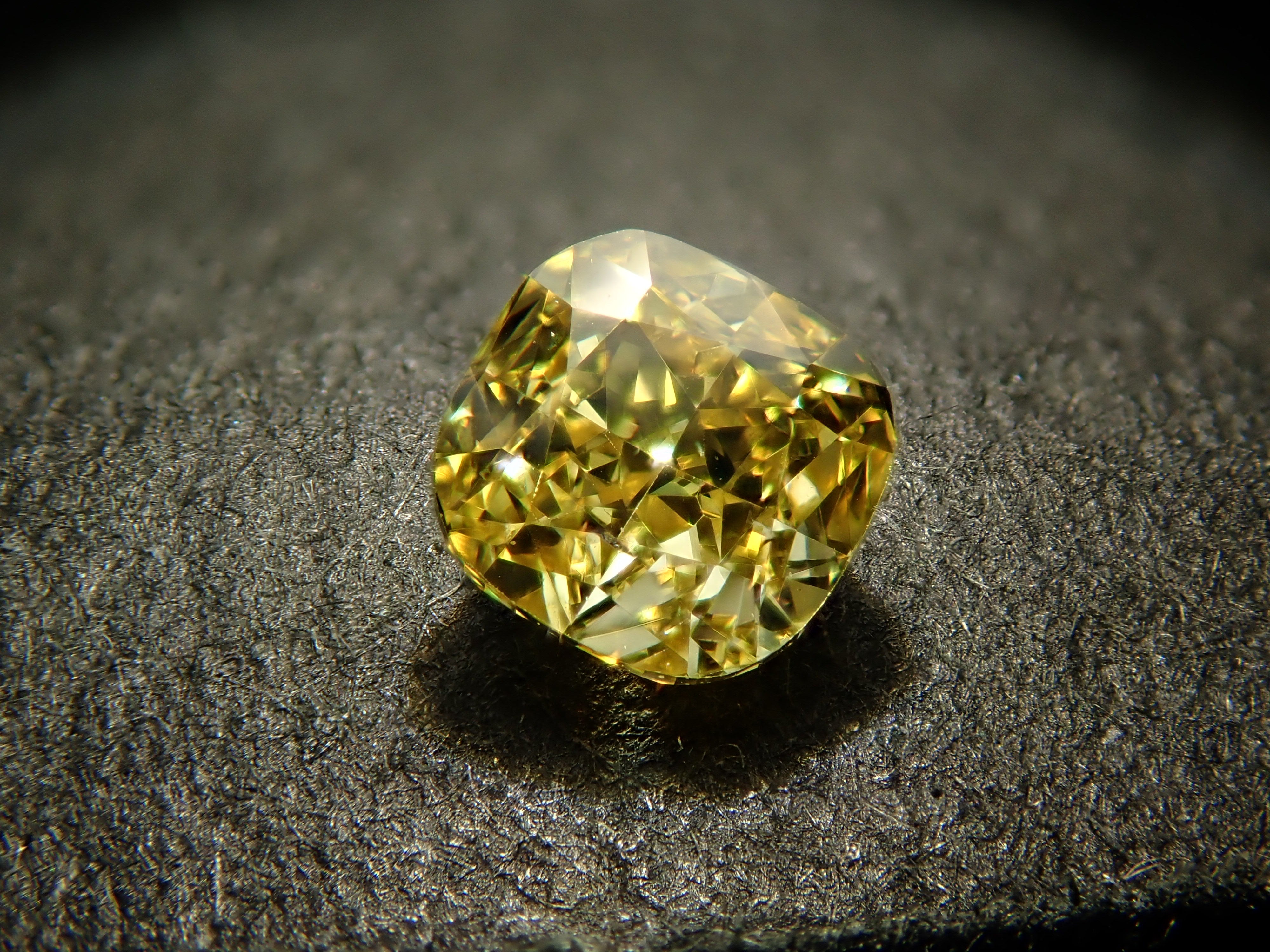 イエローダイヤモンド 0.188ctルース(FANCY INTENSE YELLOW, VS1)