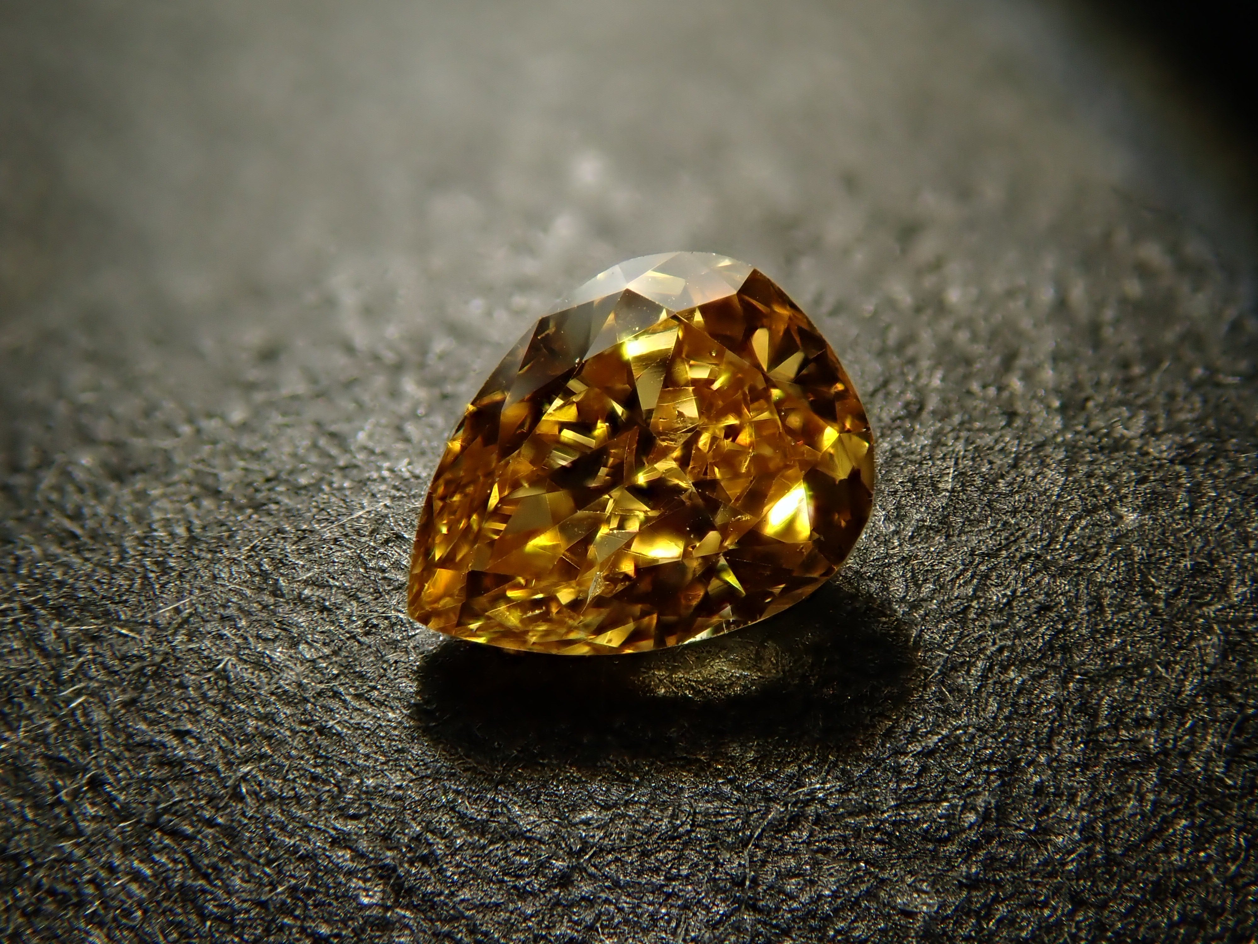 イエローダイヤモンド 0.153ctルース(FANCY INTENSE YELLOW ORANGE, SI1)