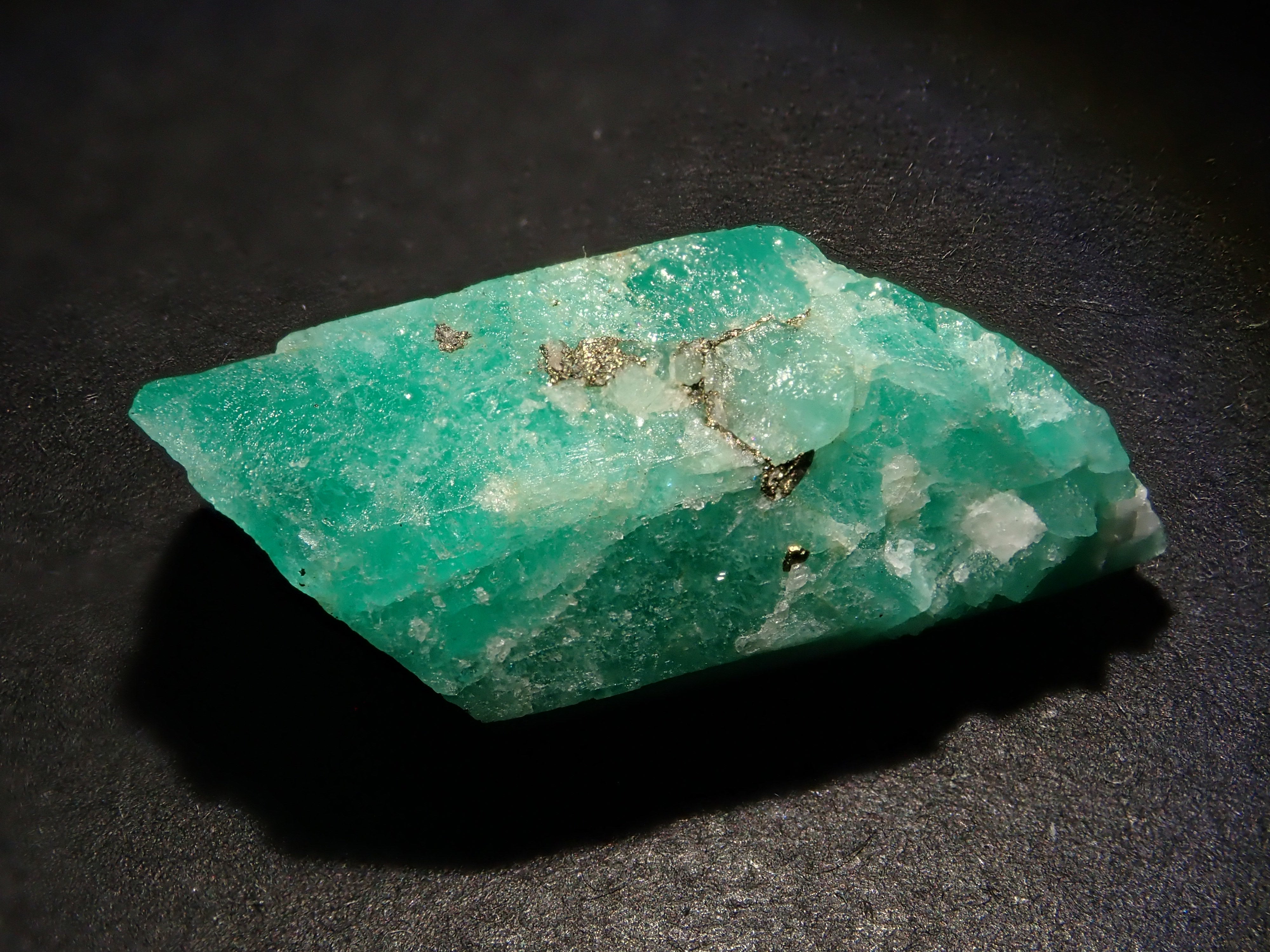 【2月2日晚間10點開售】哥倫比亞祖母綠原石 18.900克拉(含黃鐵礦)