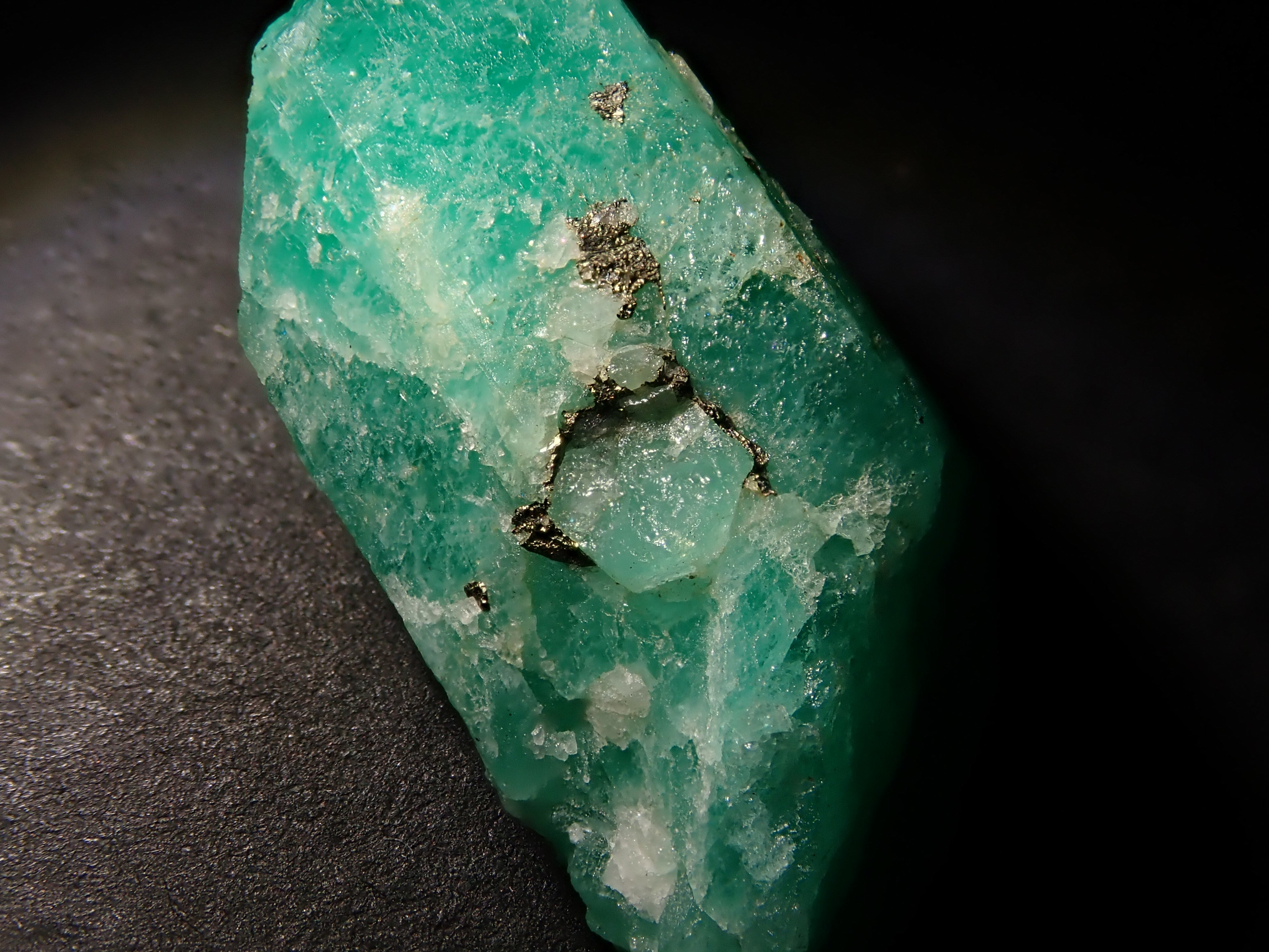 【12/9 22時販売】コロンビア産エメラルド 18.900ct原石(パイライト付き)