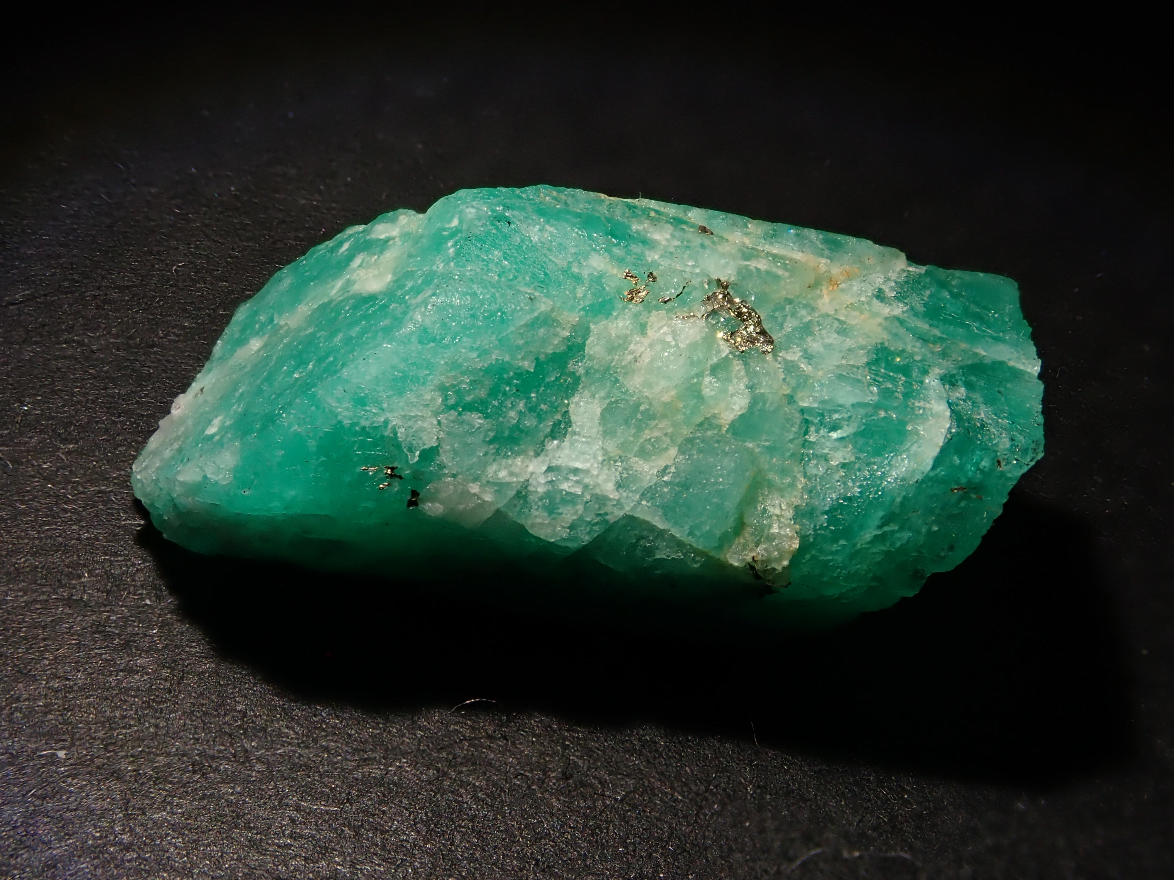 【12/9 22時販売】コロンビア産エメラルド 18.900ct原石(パイライト付き)