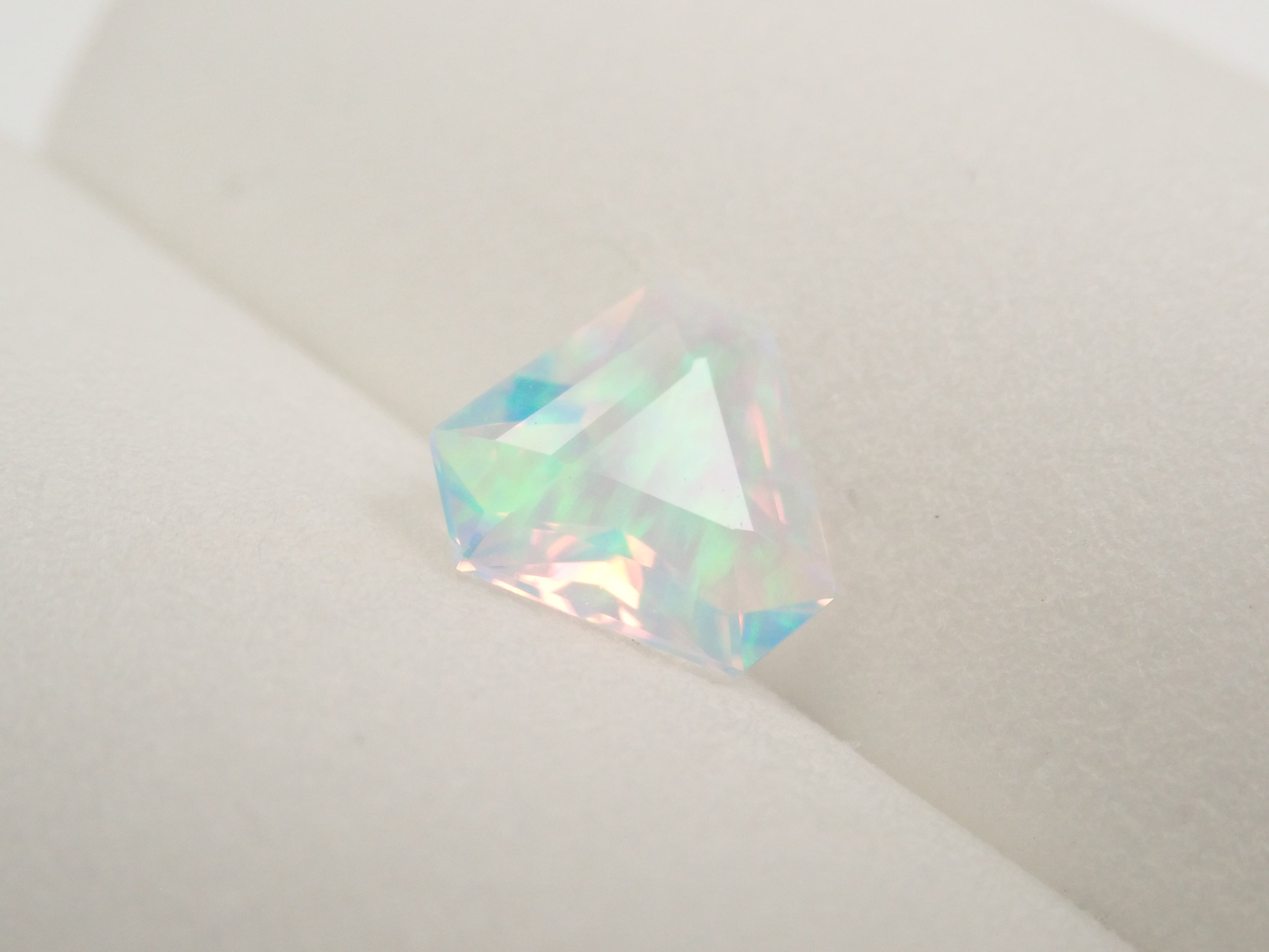 【12/12 22時販売】合成オパール 0.856ctルース(合成ウォーターオパール)