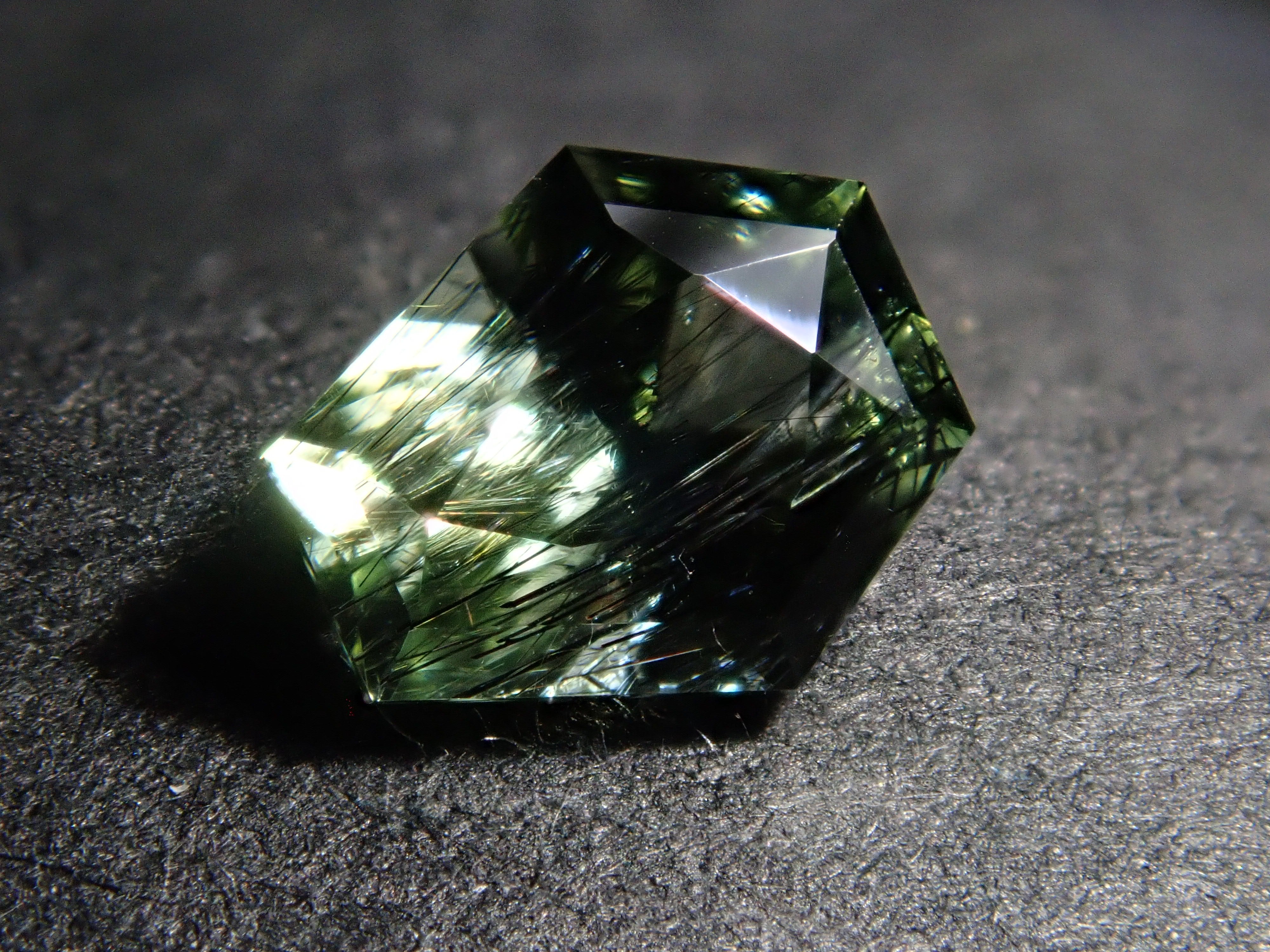 【12/10 22時販売】パキスタン産ルードヴィッヒアイトインペリドット 0.609ctルース