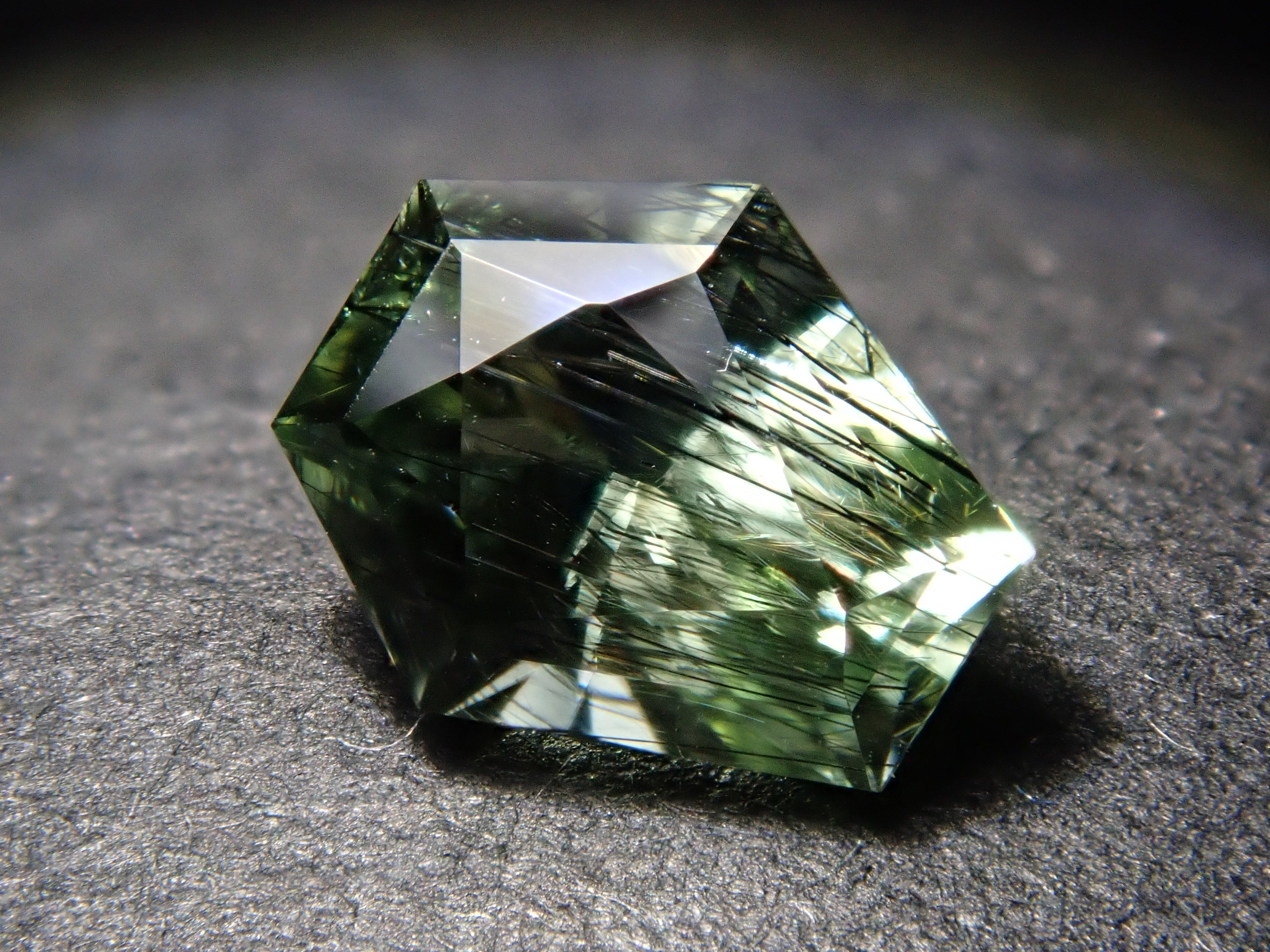 【12/10 22時販売】パキスタン産ルードヴィッヒアイトインペリドット 0.609ctルース