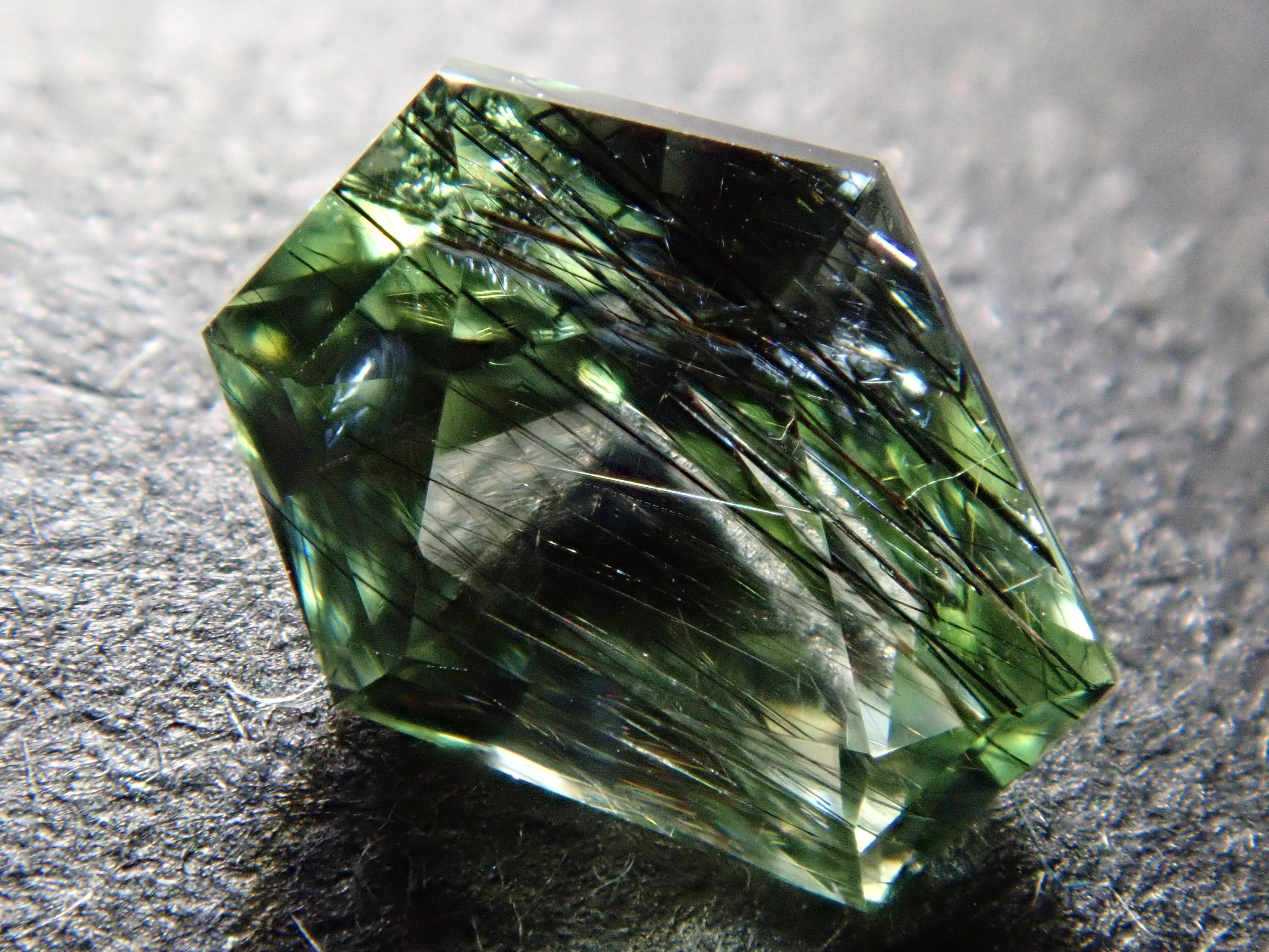 【12/10 22時販売】パキスタン産ルードヴィッヒアイトインペリドット 0.609ctルース