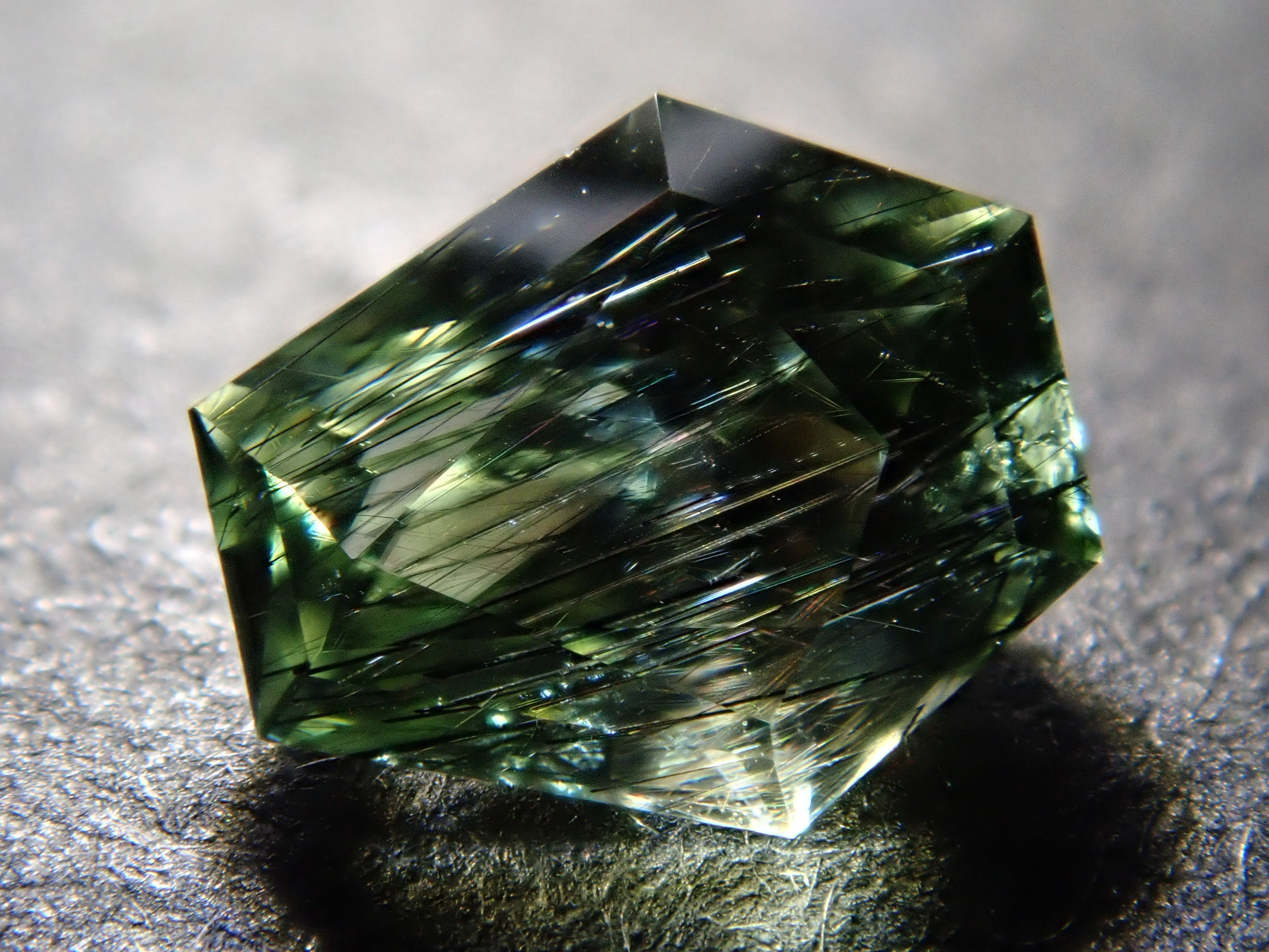 【12/10 22時販売】パキスタン産ルードヴィッヒアイトインペリドット 0.609ctルース