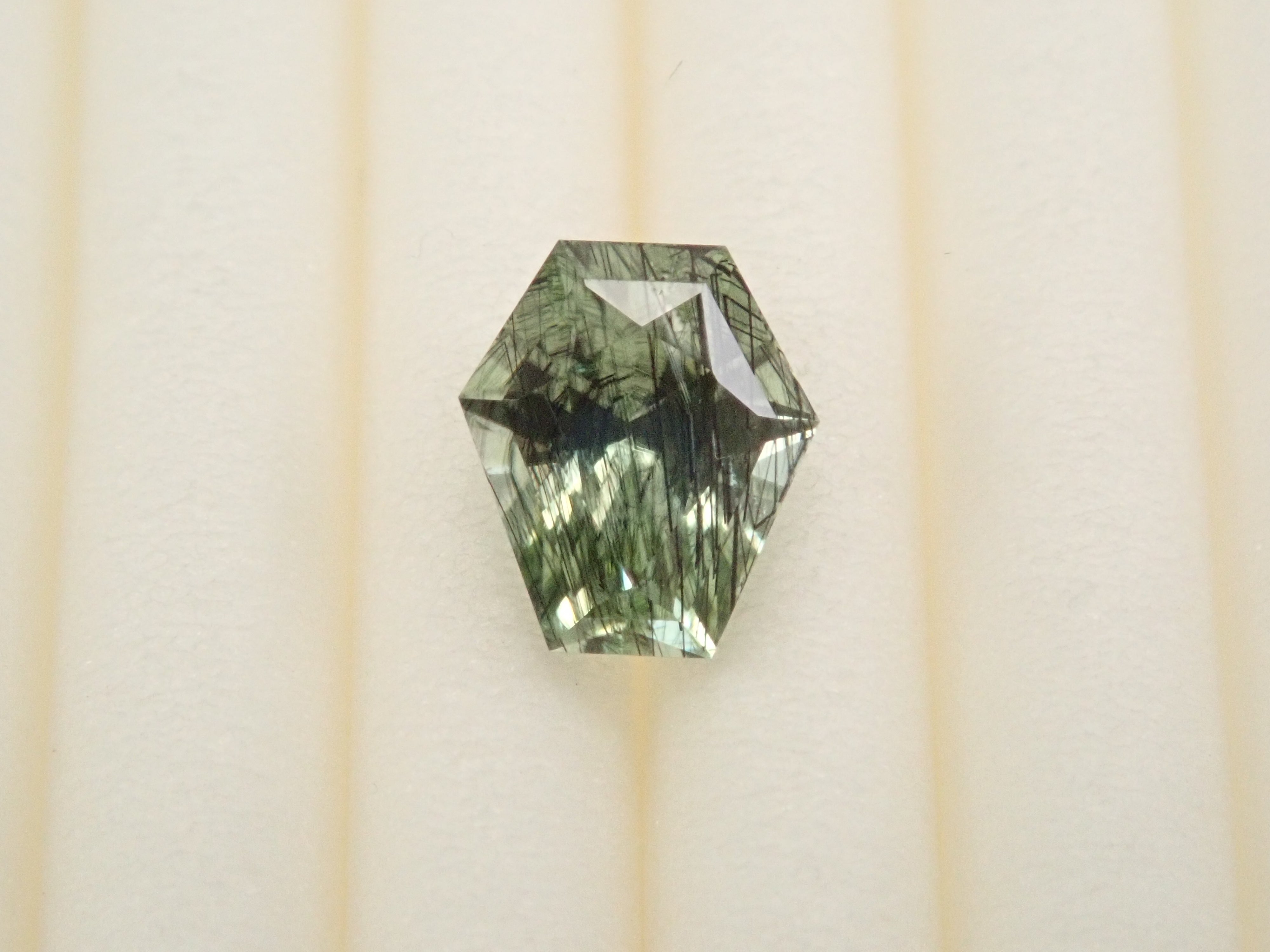 【12/10 22時販売】パキスタン産ルードヴィッヒアイトインペリドット 0.609ctルース