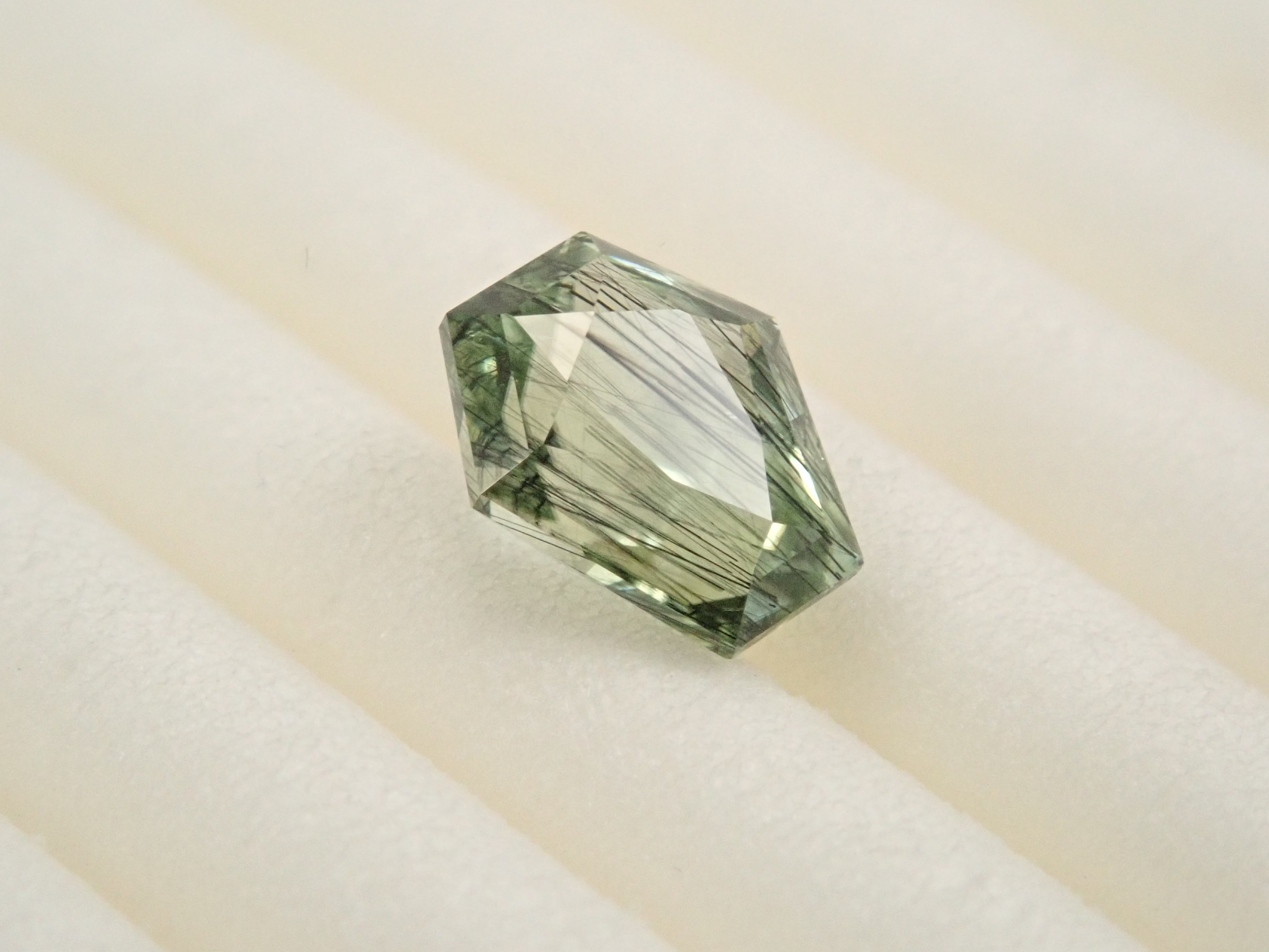 【12/10 22時販売】パキスタン産ルードヴィッヒアイトインペリドット 0.609ctルース