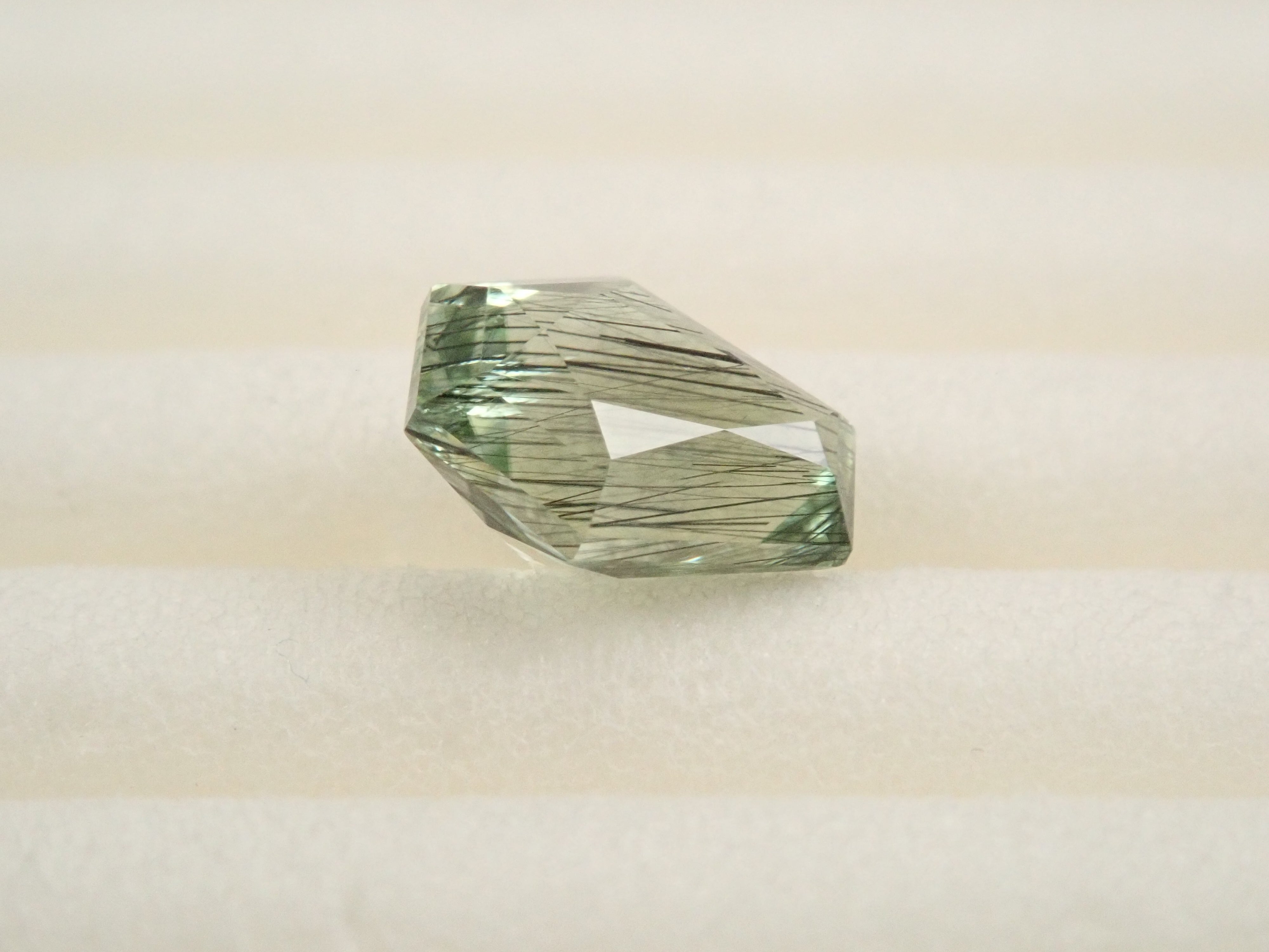 【12/10 22時販売】パキスタン産ルードヴィッヒアイトインペリドット 0.609ctルース