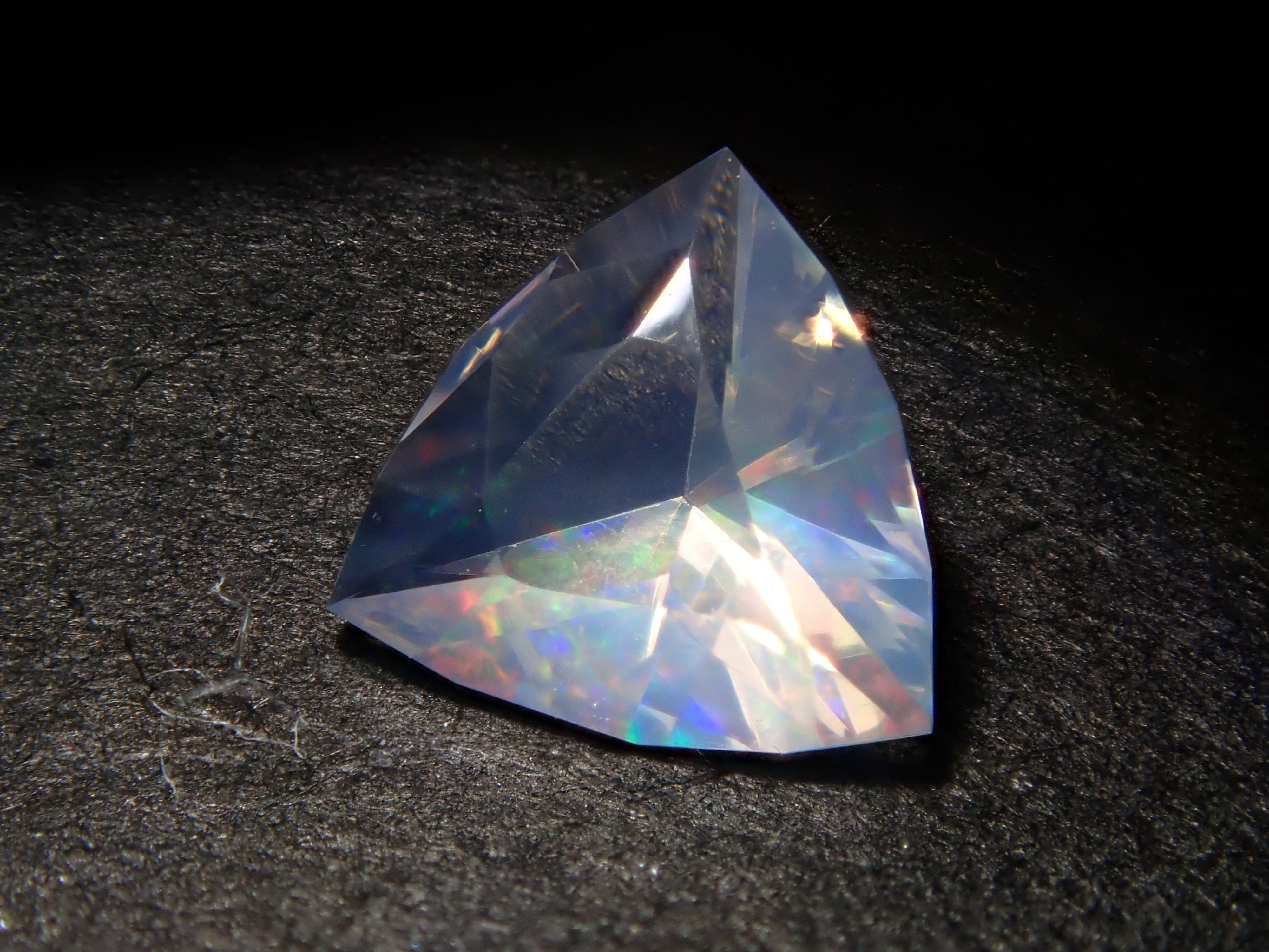 【1/4 22時販売】メキシコ産ウォーターオパール(ファセットカット) 0.215ctルース(コントラルスオパール)