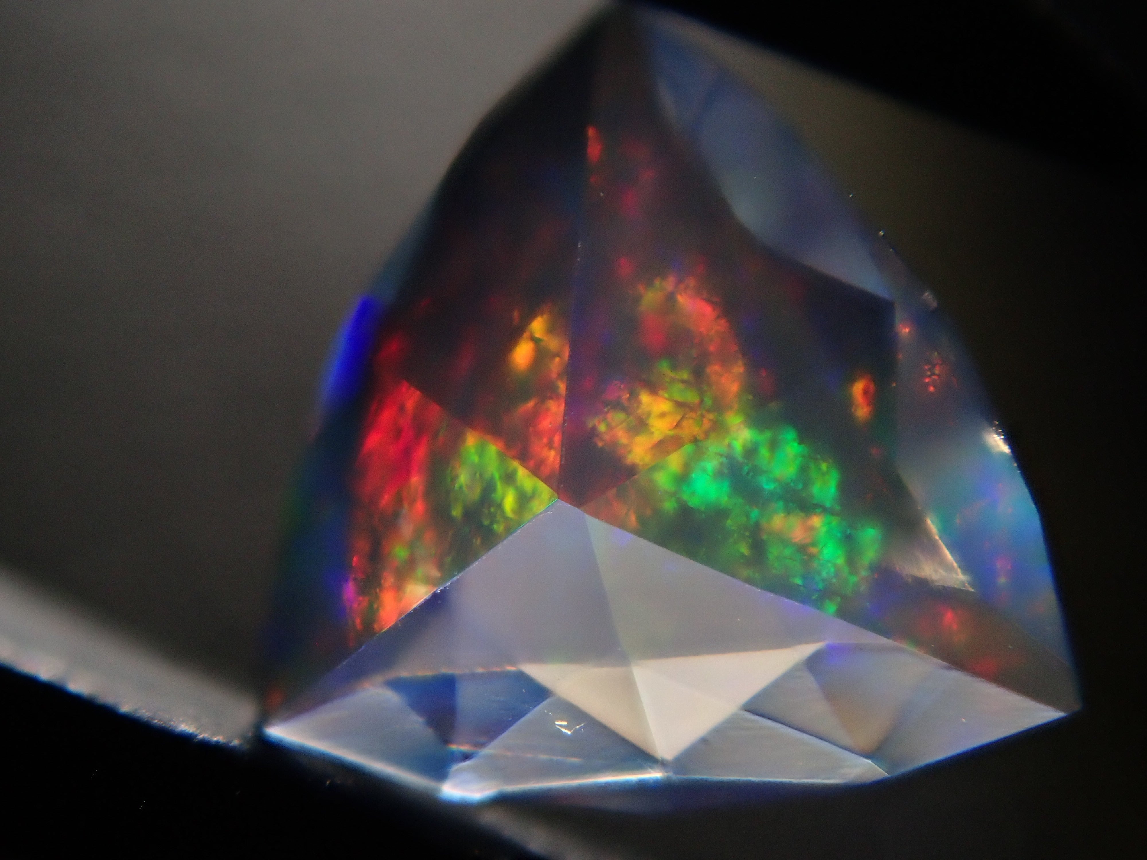 【1/4 22時販売】メキシコ産ウォーターオパール(ファセットカット) 0.215ctルース(コントラルスオパール)