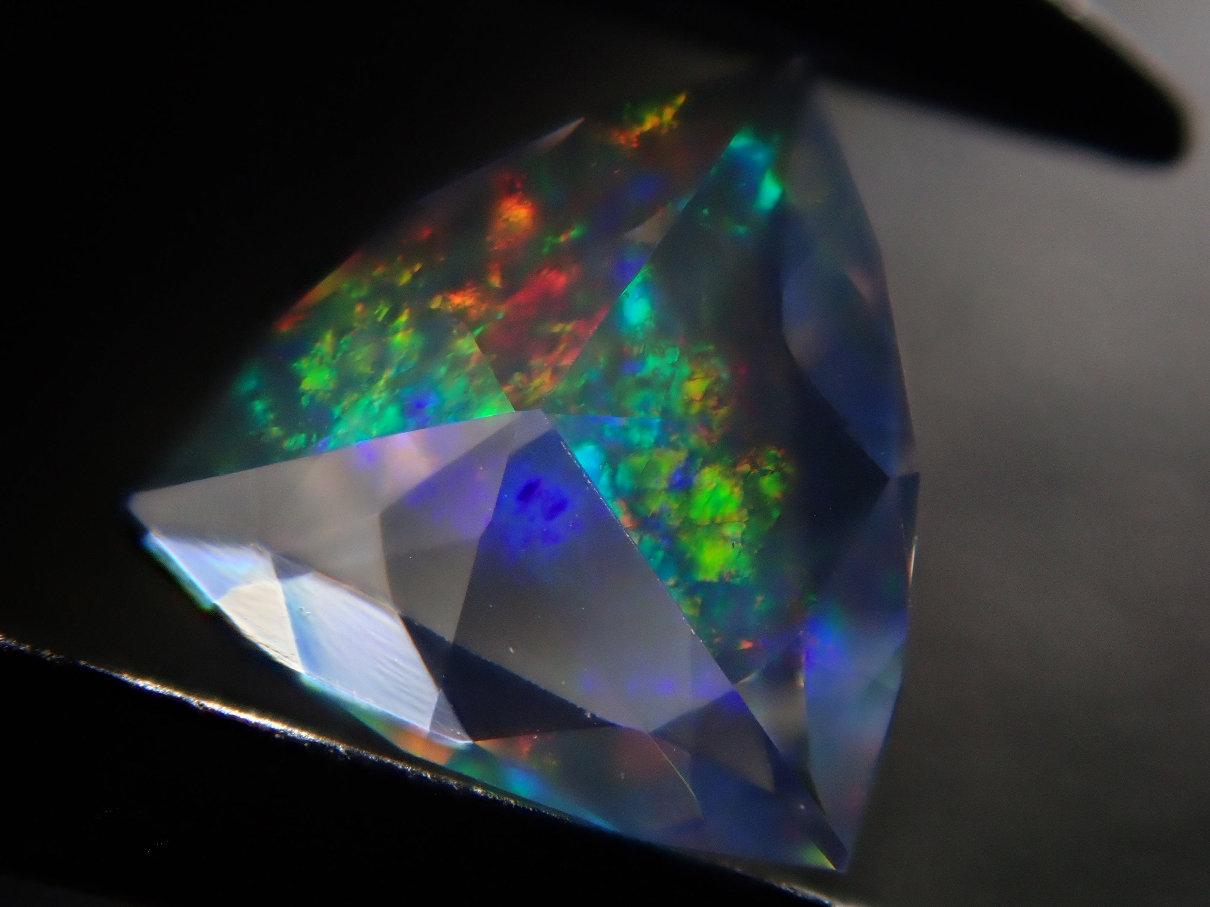 【1/4 22時販売】メキシコ産ウォーターオパール(ファセットカット) 0.215ctルース(コントラルスオパール)