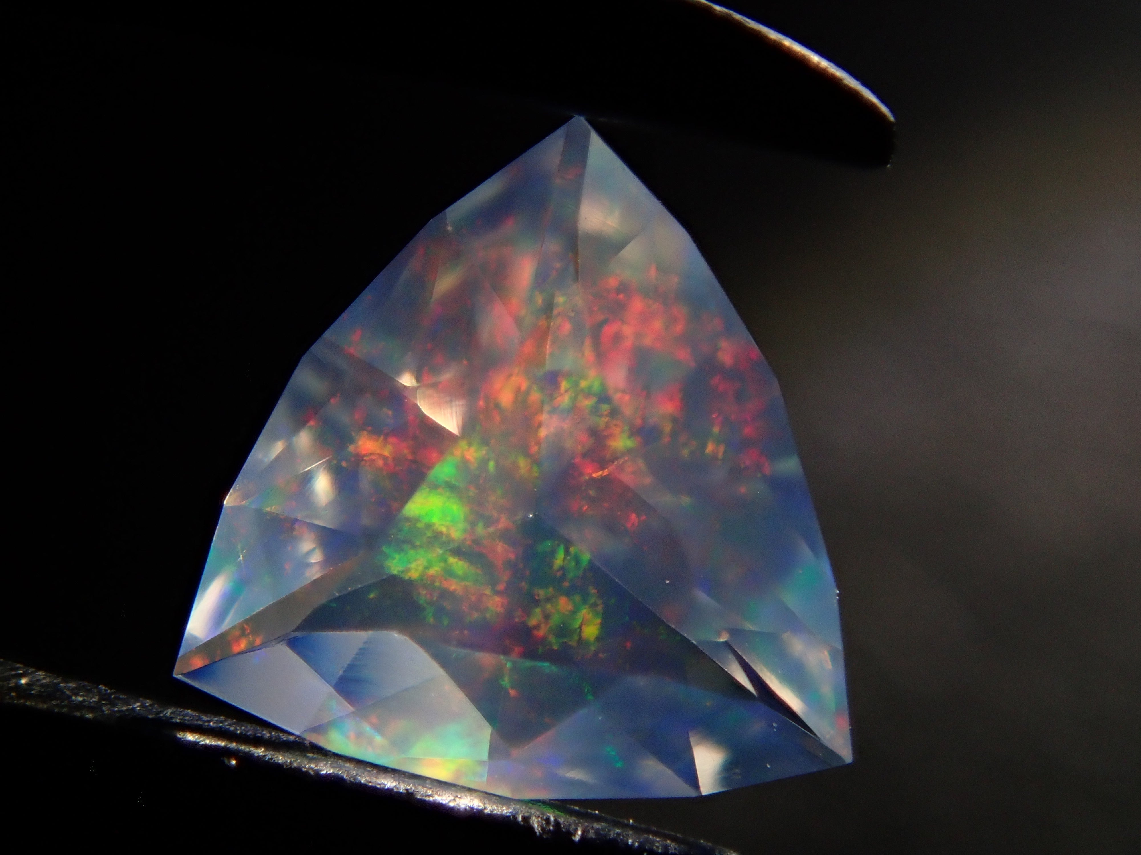 【1/4 22時販売】メキシコ産ウォーターオパール(ファセットカット) 0.215ctルース(コントラルスオパール)