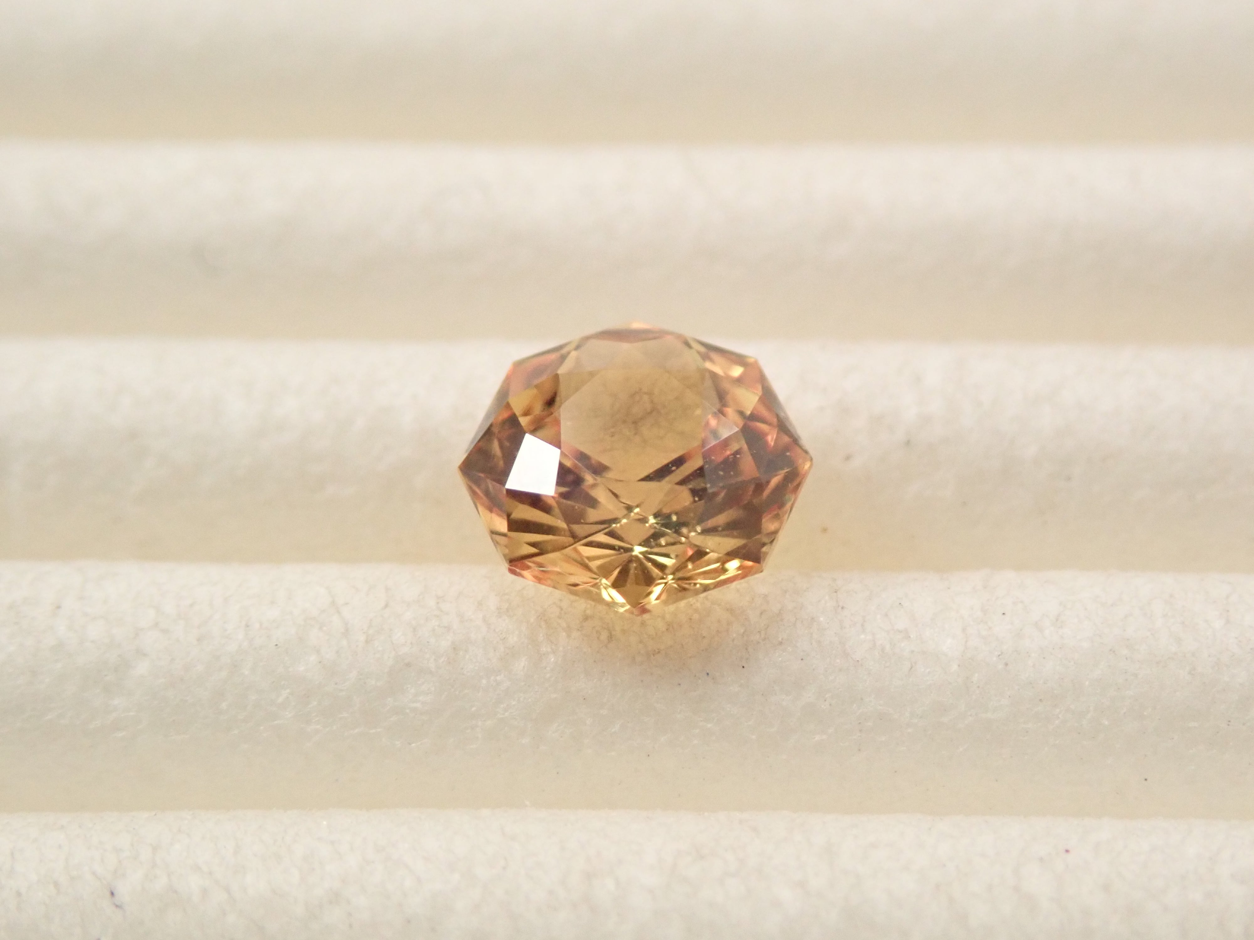 【1月10日晚間10點開賣】斯里蘭卡金藍寶石 0.649克拉 散裝