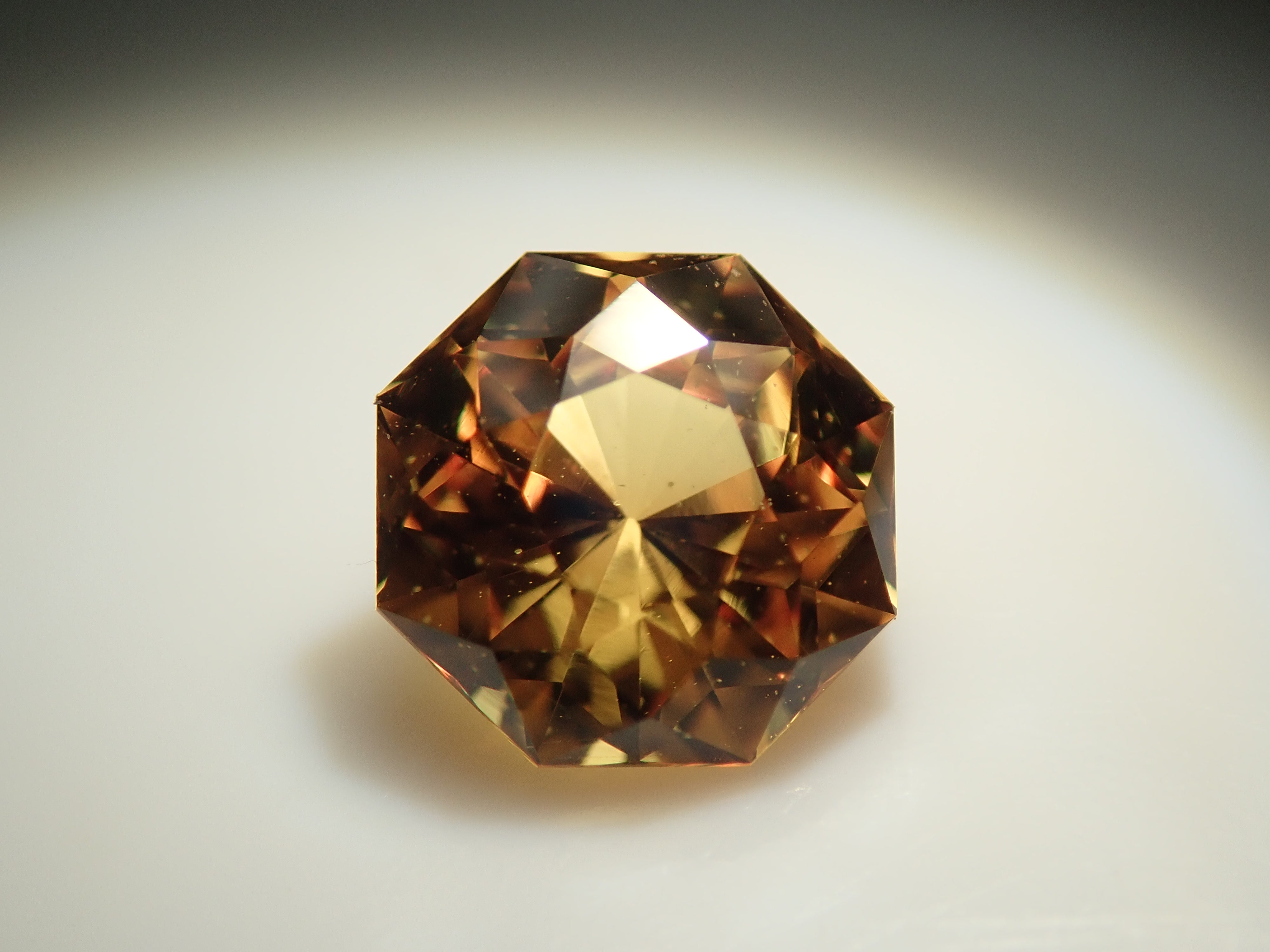 【1月10日晚間10點開賣】斯里蘭卡金藍寶石 0.649克拉 散裝