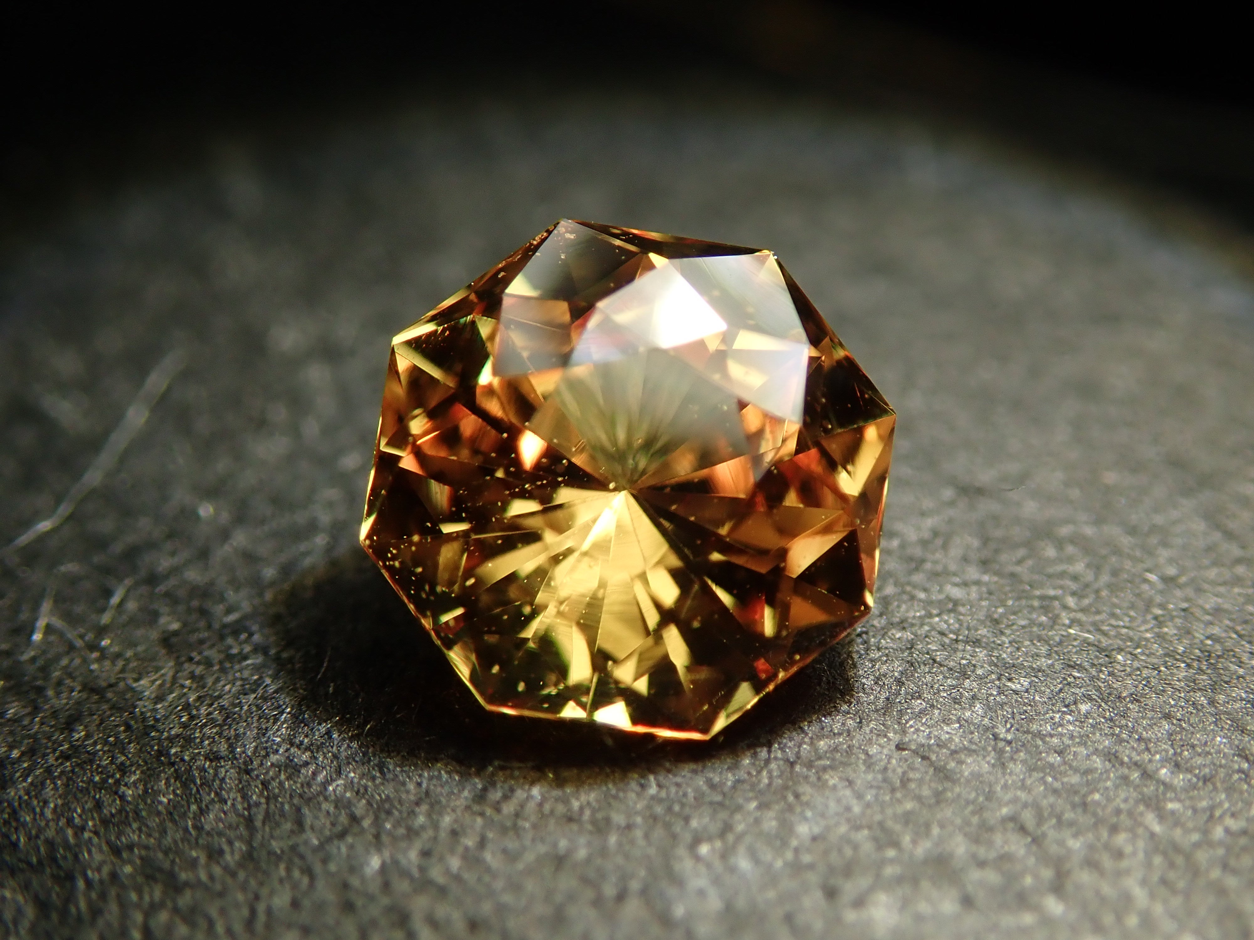 【1月10日晚間10點開賣】斯里蘭卡金藍寶石 0.649克拉 散裝