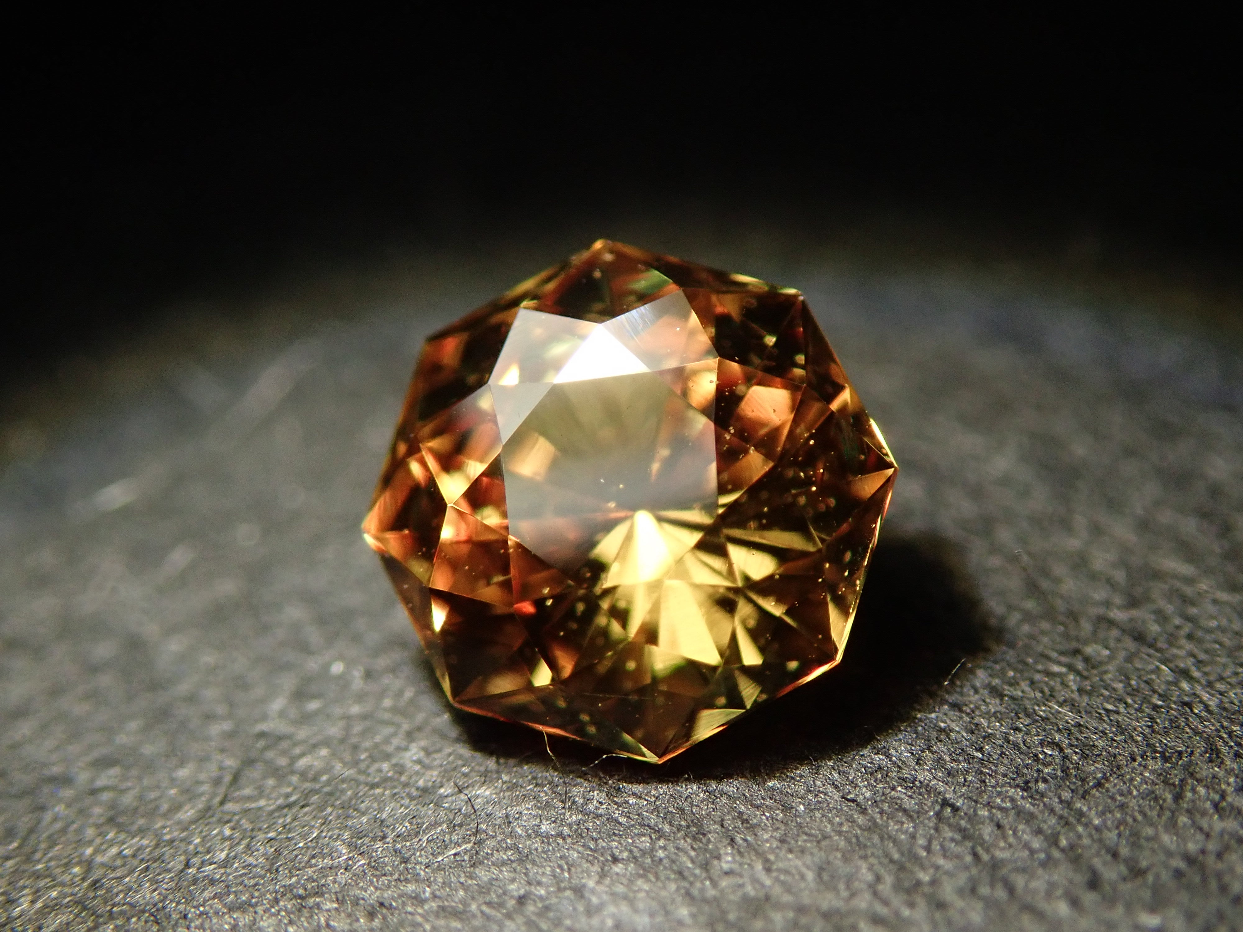 【1月10日晚間10點開賣】斯里蘭卡金藍寶石 0.649克拉 散裝