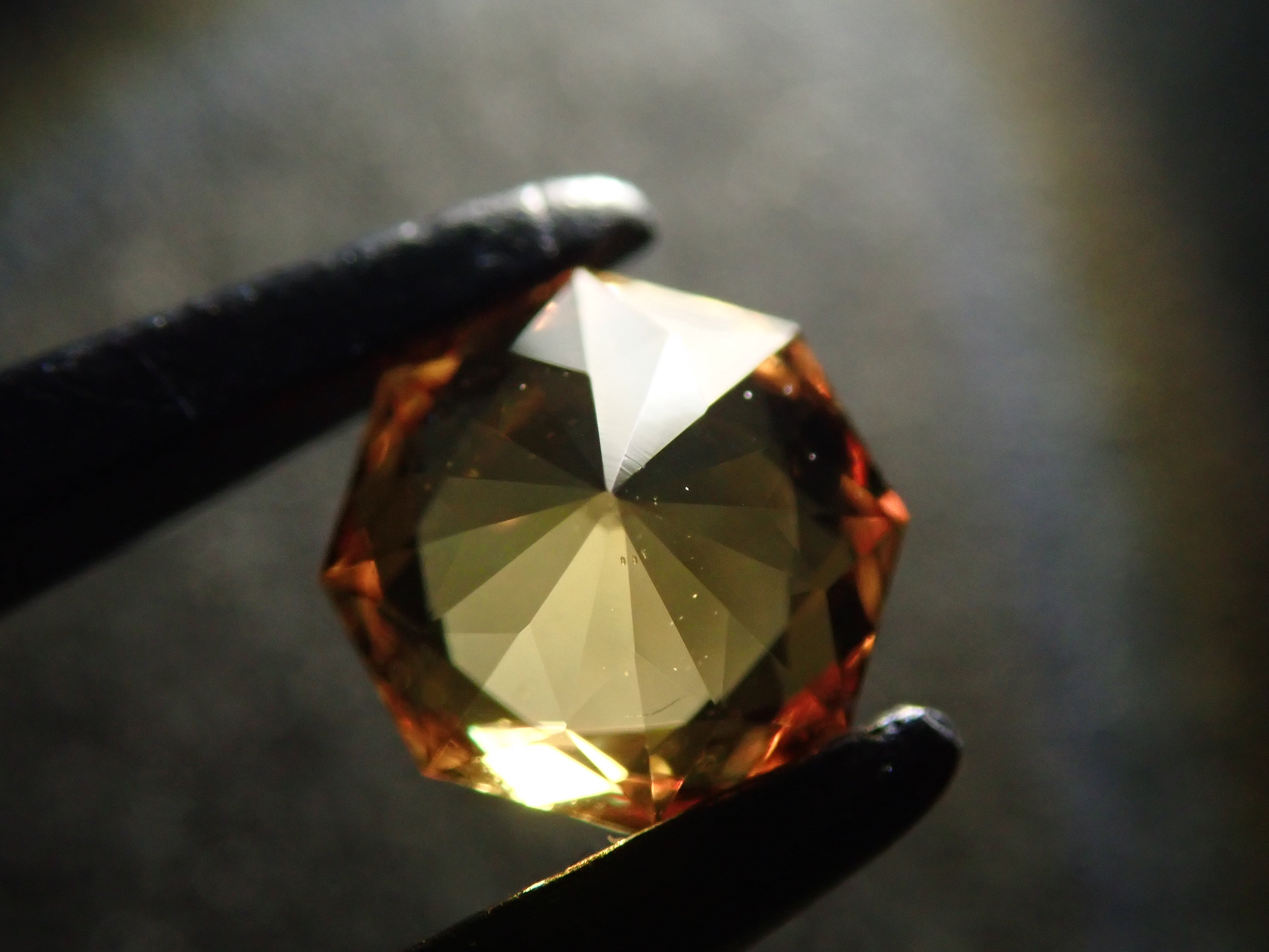 【1月10日晚間10點開賣】斯里蘭卡金藍寶石 0.649克拉 散裝