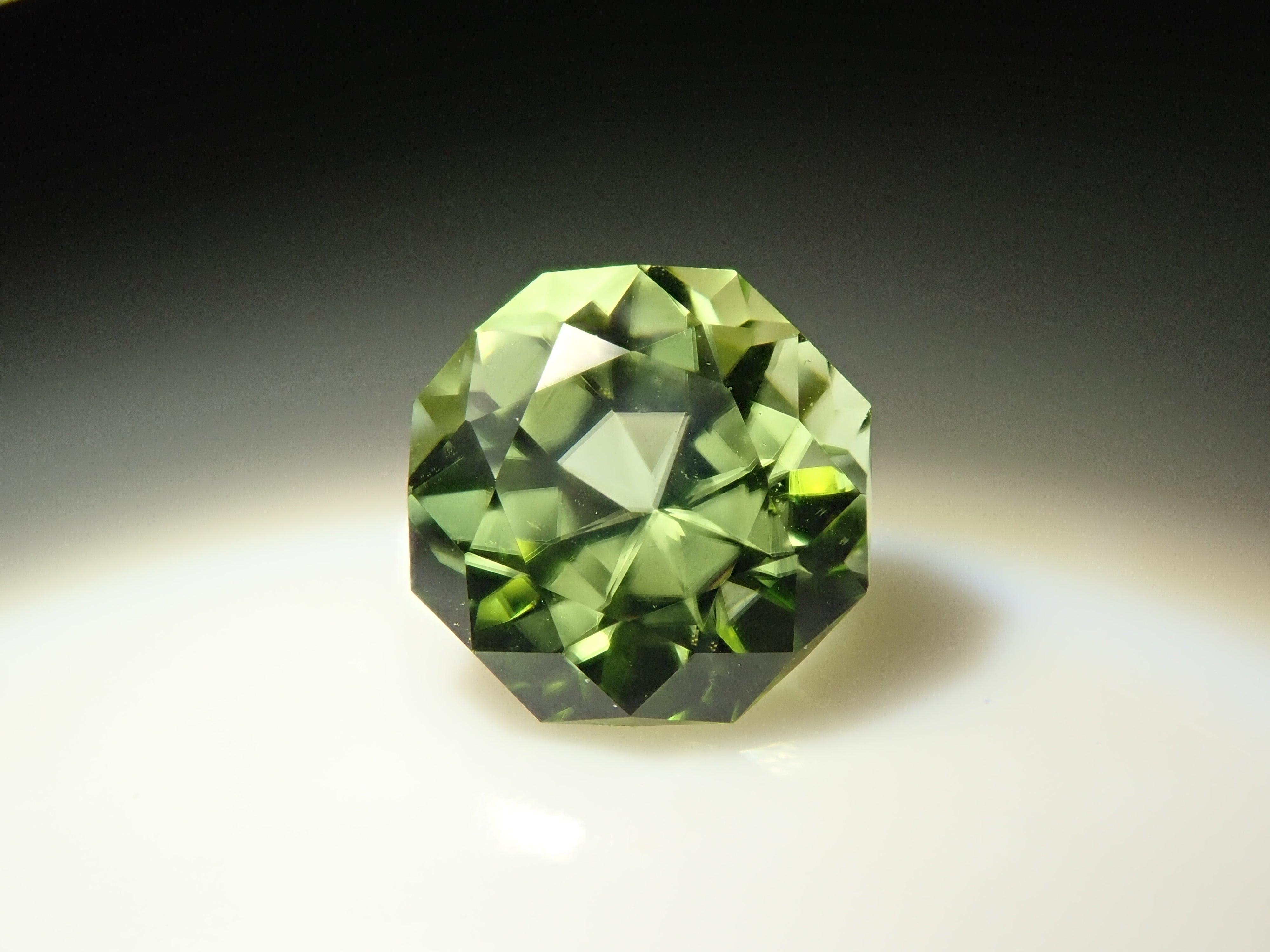 アメリカ産ペリドット 0.385ctルース