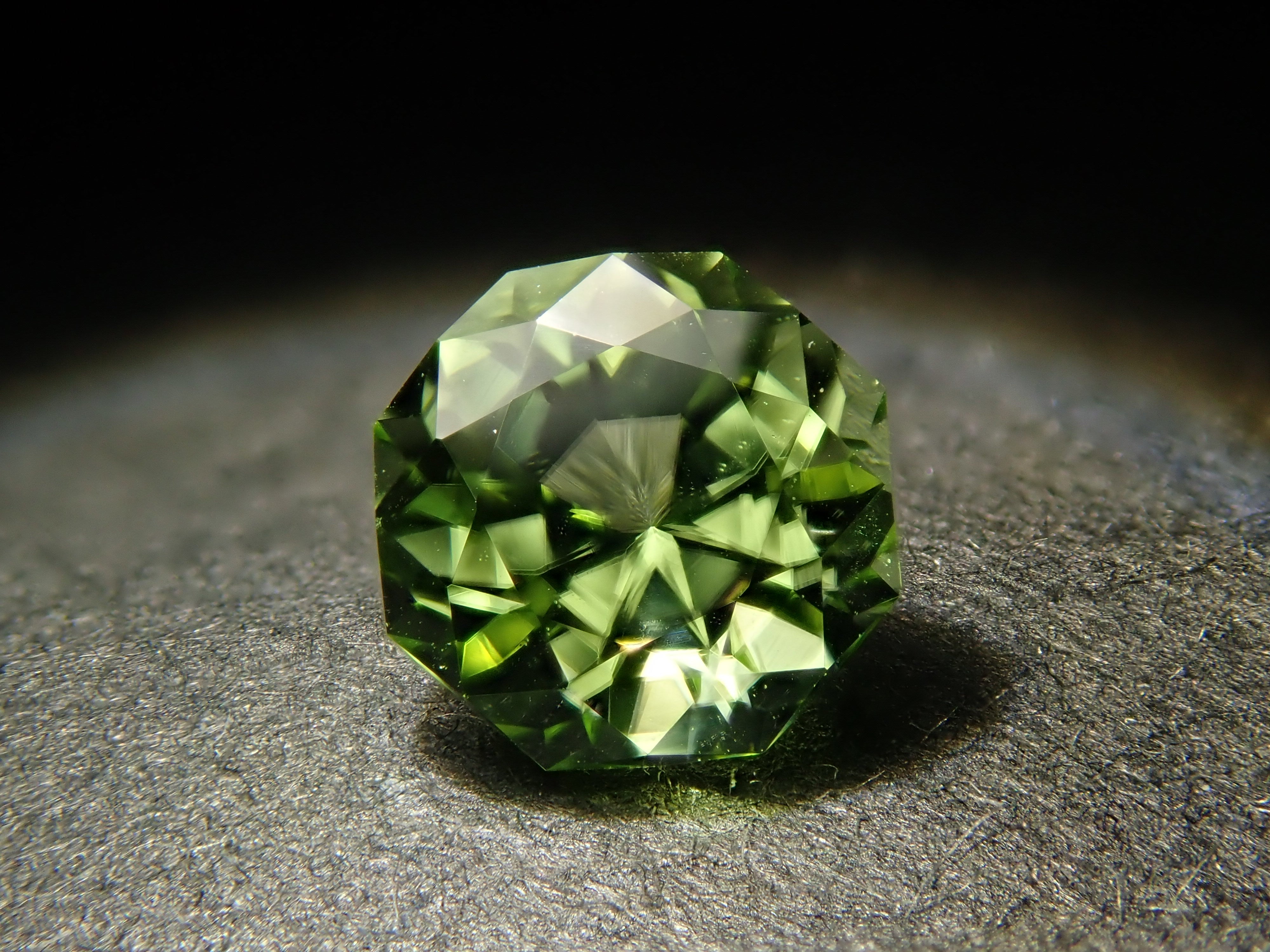 【12/7 22時販売】アメリカ産ペリドット 0.385ctルース