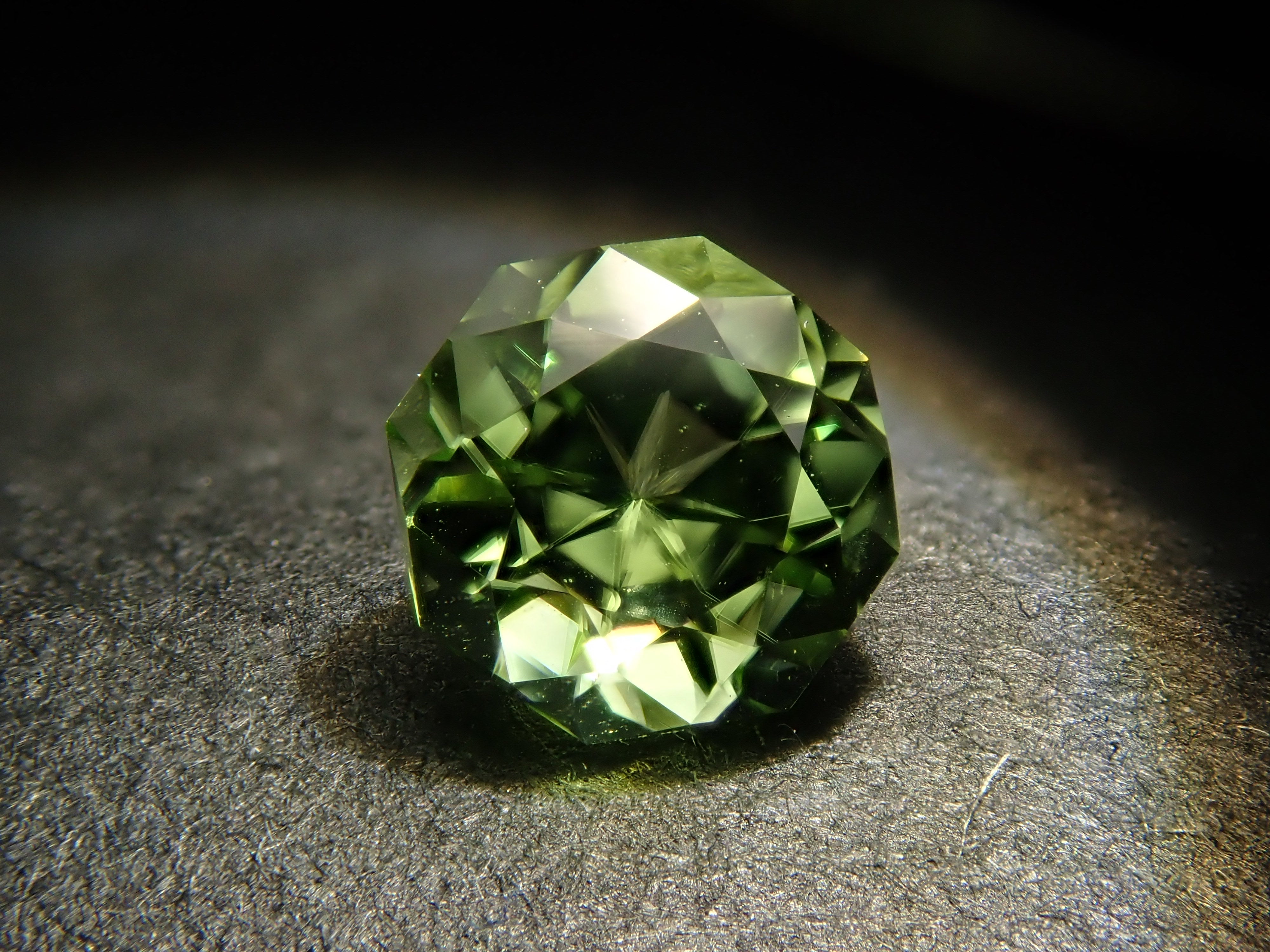 【12/7 22時販売】アメリカ産ペリドット 0.385ctルース