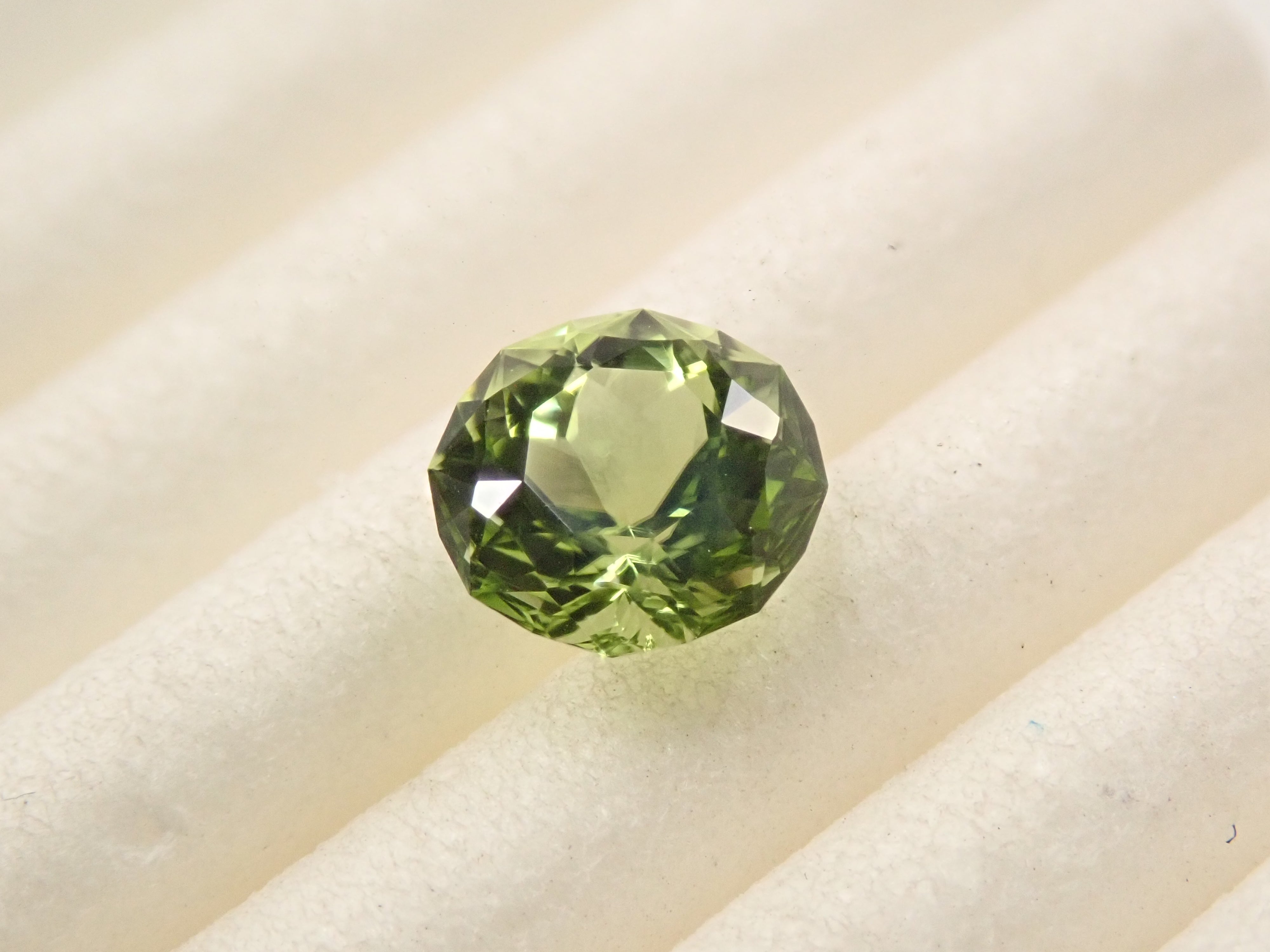 【12/14 22時販売】アメリカ産ペリドット 5.1mm/0.573ctルース