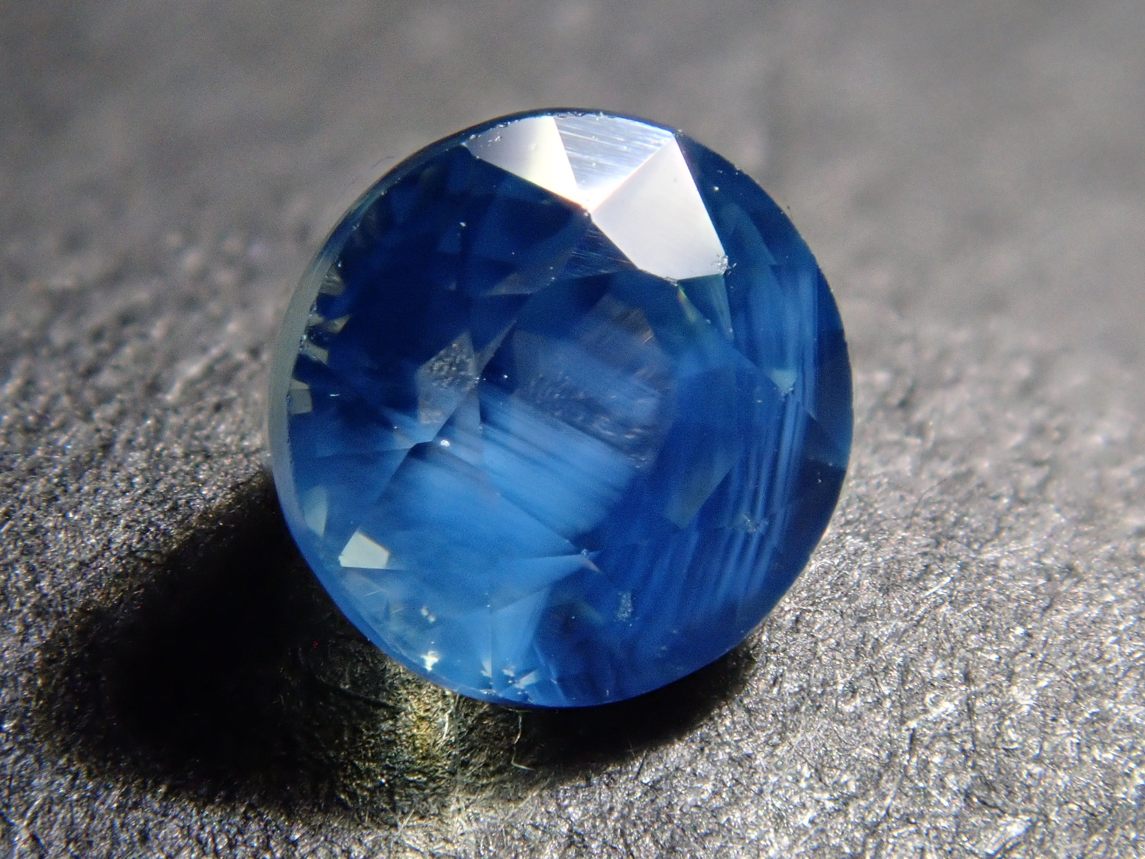 【12/19 22時販売】マダガスカル産バイカラーサファイア 4.5mm/0.637ctルース