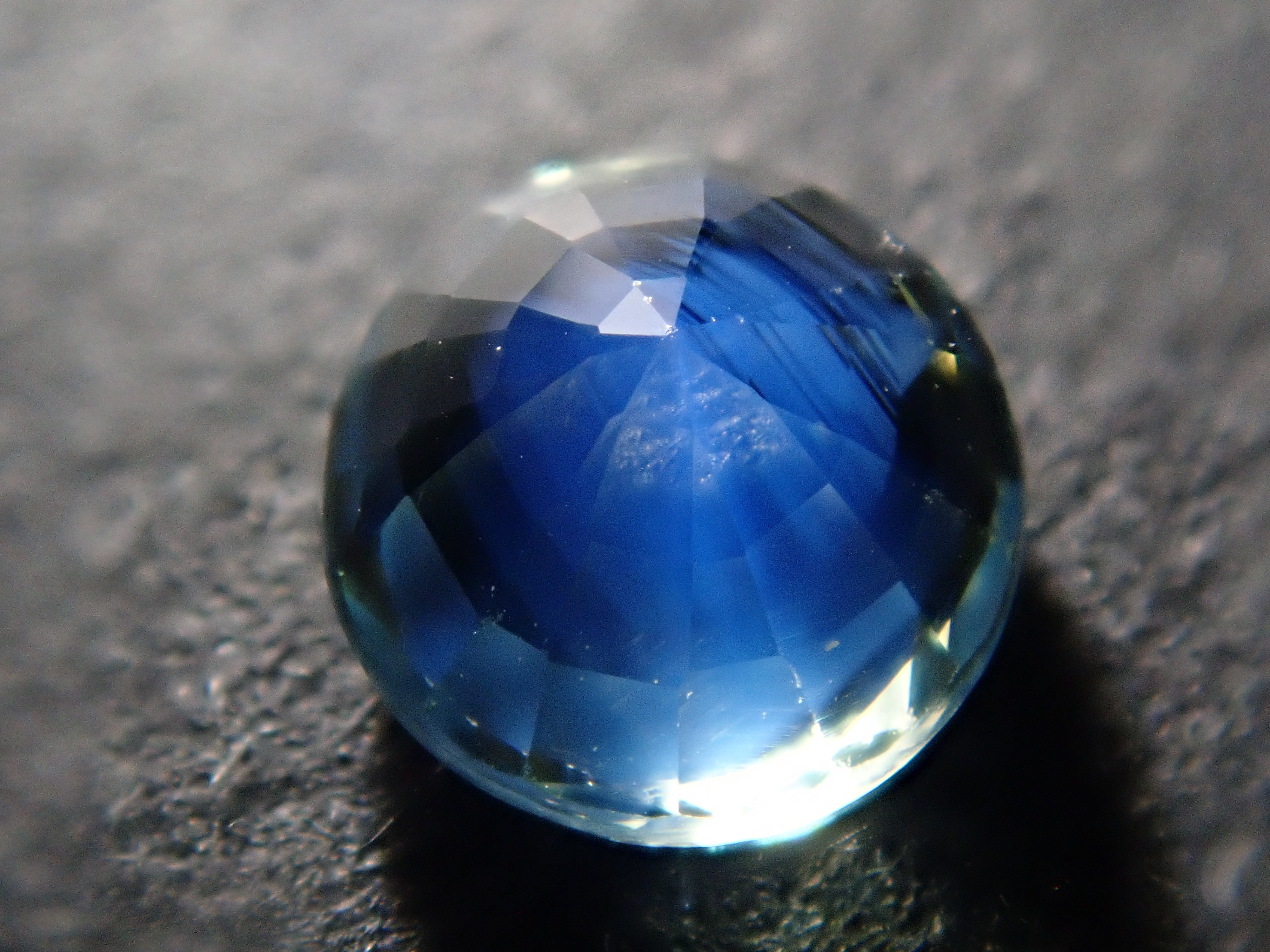 【12/19 22時販売】マダガスカル産バイカラーサファイア 4.5mm/0.637ctルース