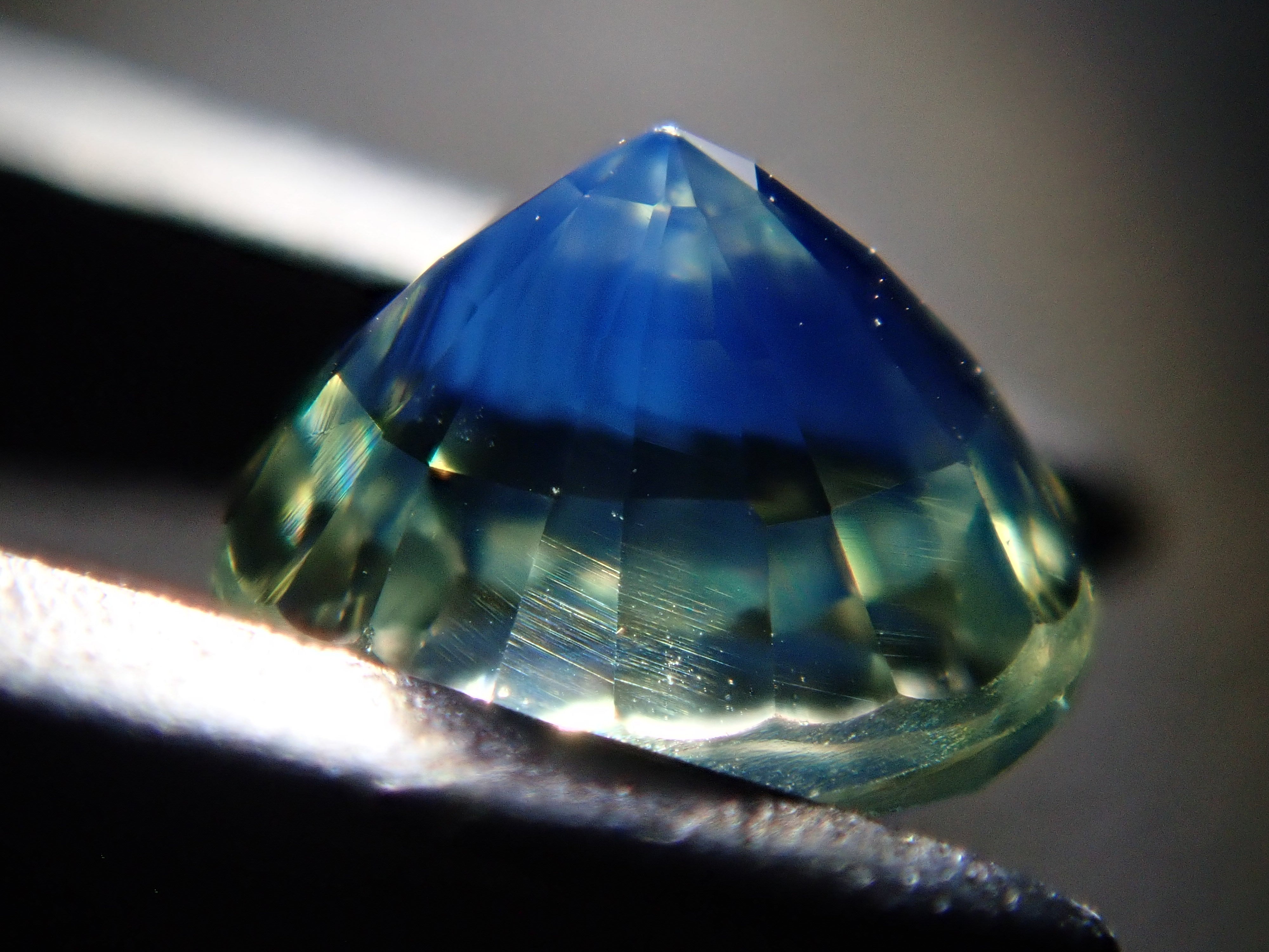 【12/19 22時販売】マダガスカル産バイカラーサファイア 4.5mm/0.637ctルース