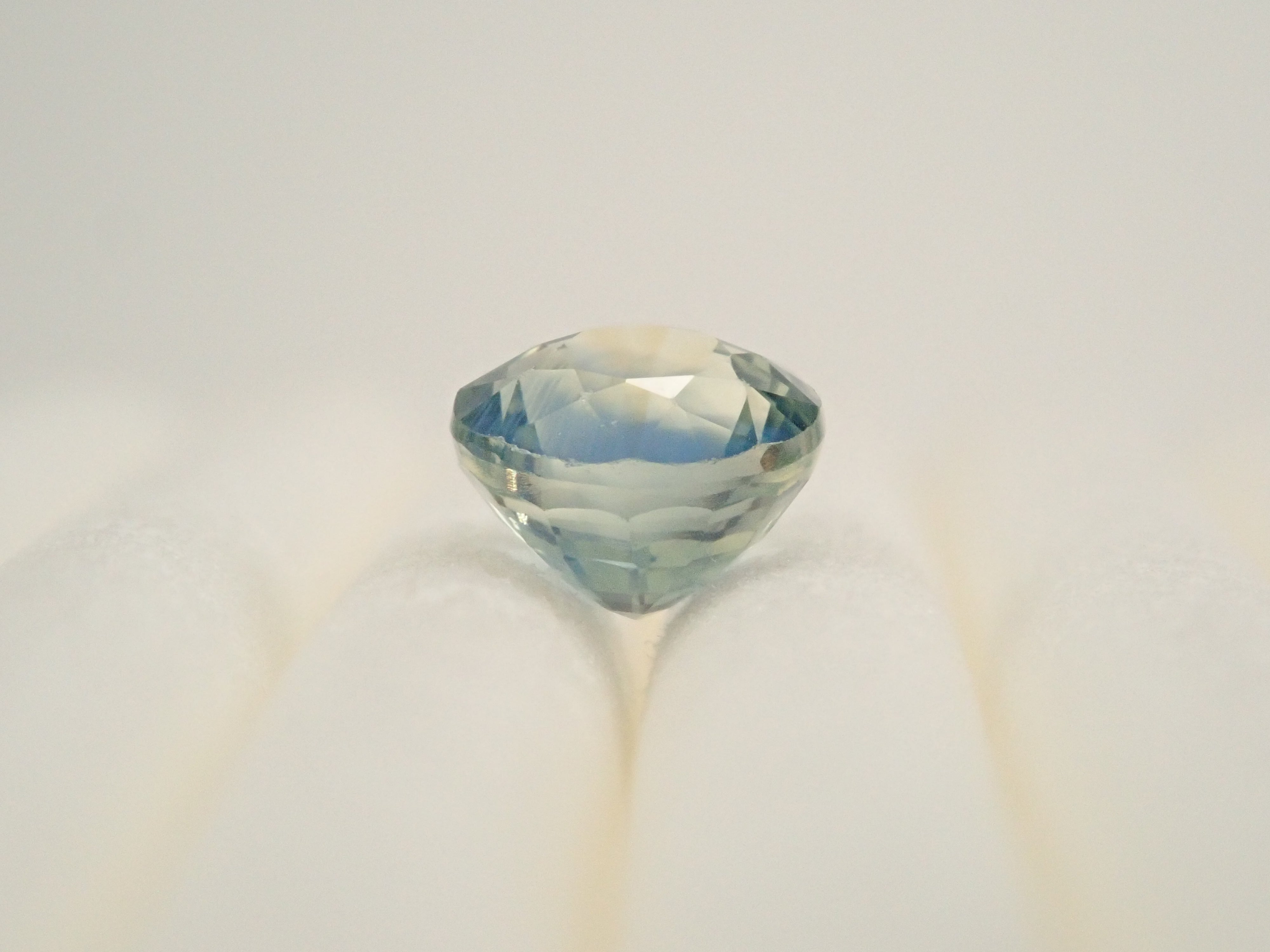 【12/19 22時販売】マダガスカル産バイカラーサファイア 4.5mm/0.637ctルース