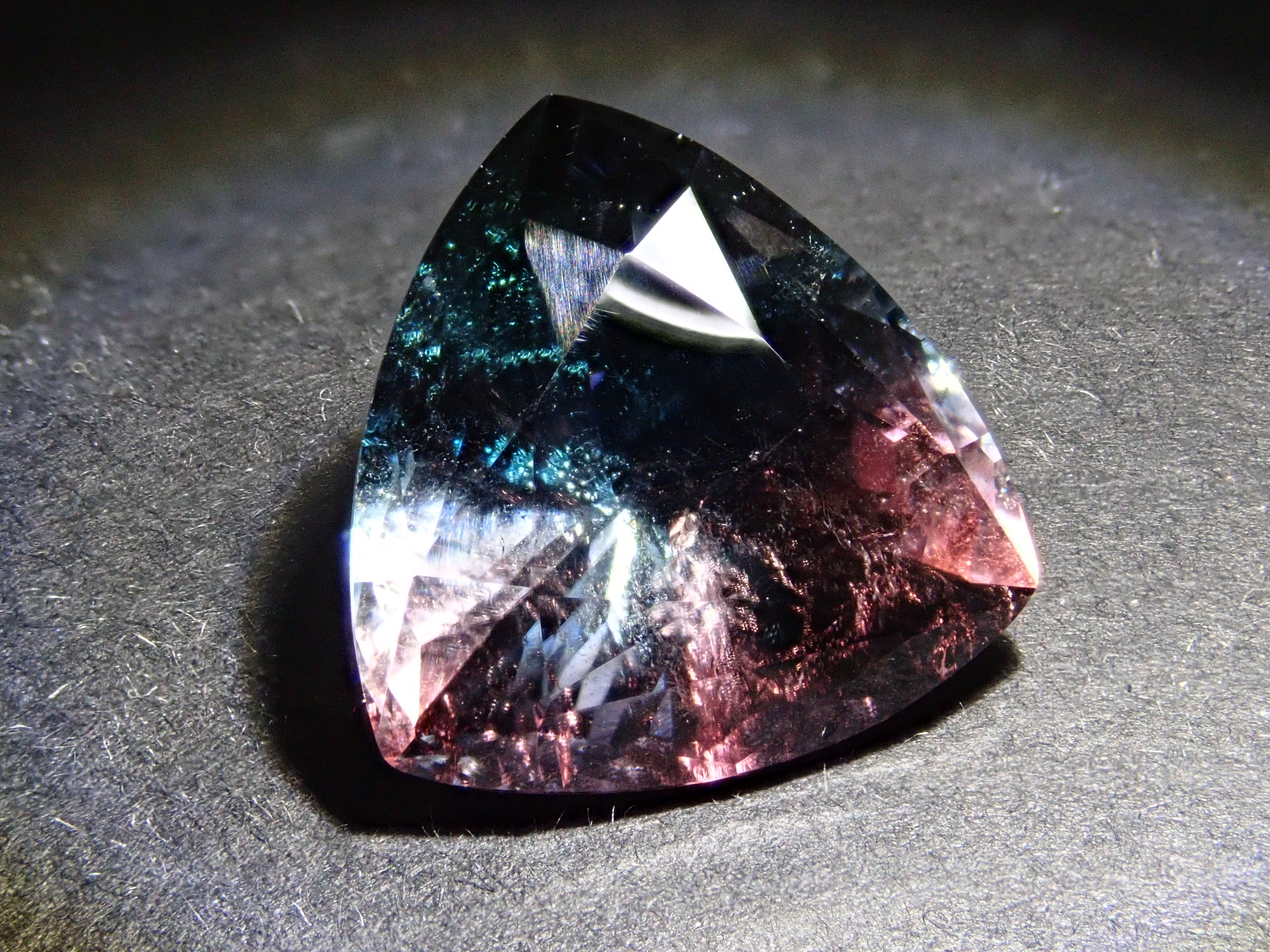 ブラジル産バイカラートルマリン 7.017ctルース