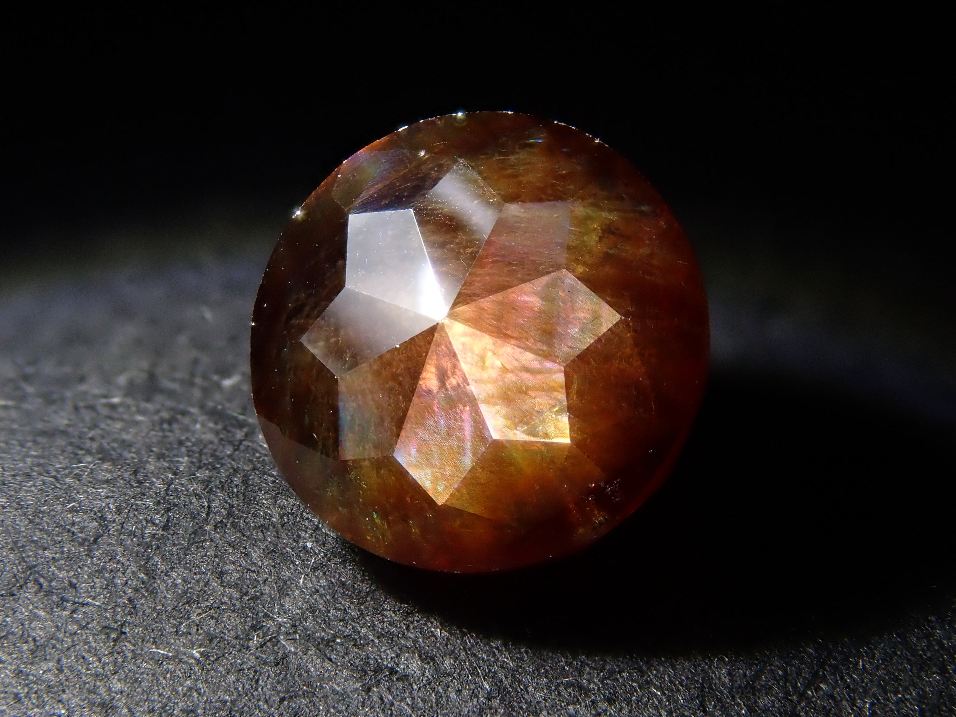 【12/21 22時販売】奈良県天川村産レインボーガーネット(アンドラダイトガーネット) 7.0mm/2.135ctルース