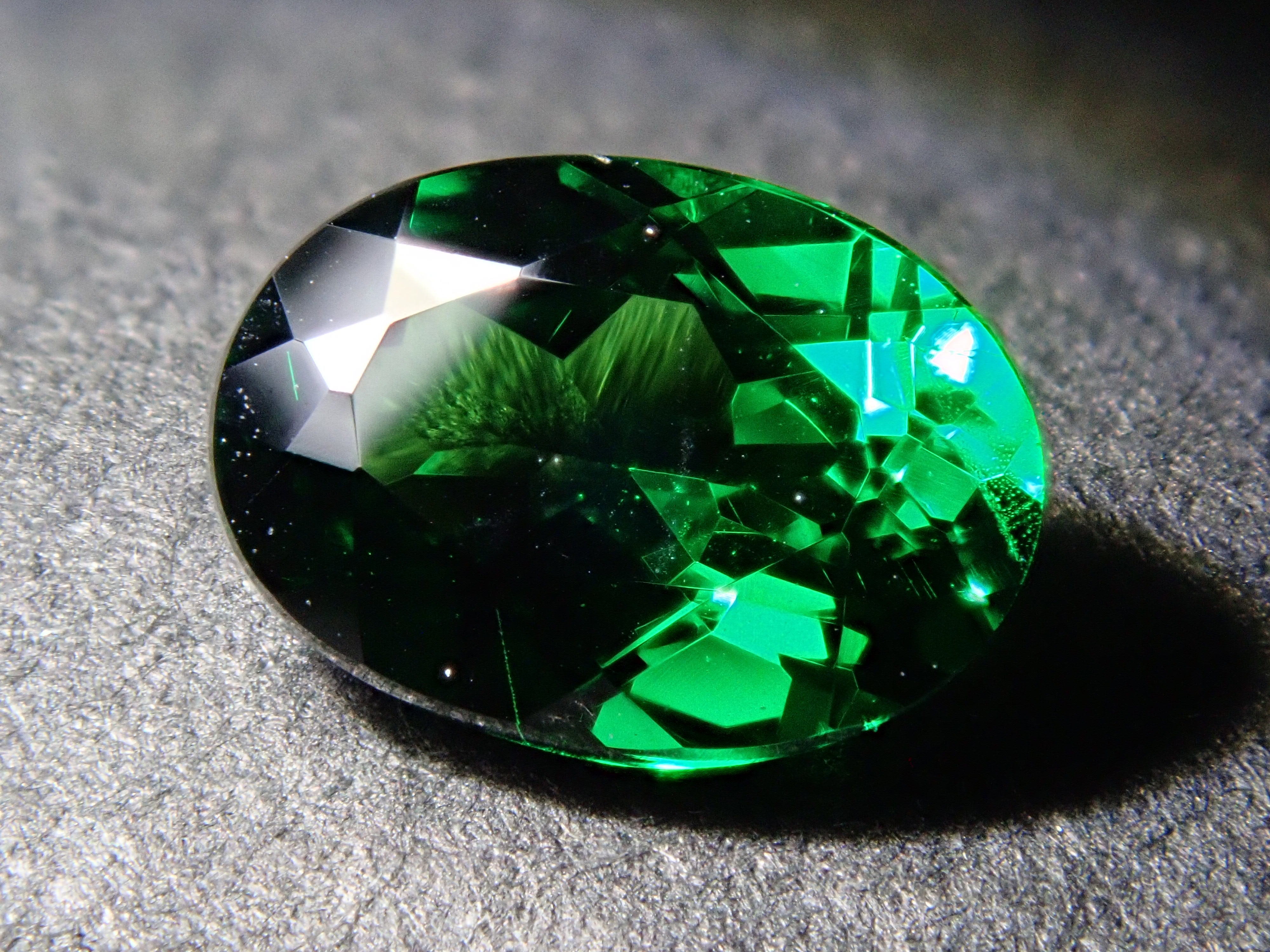 【1月10日晚間10點開賣】肯亞沙弗萊石 0.806克拉裸石