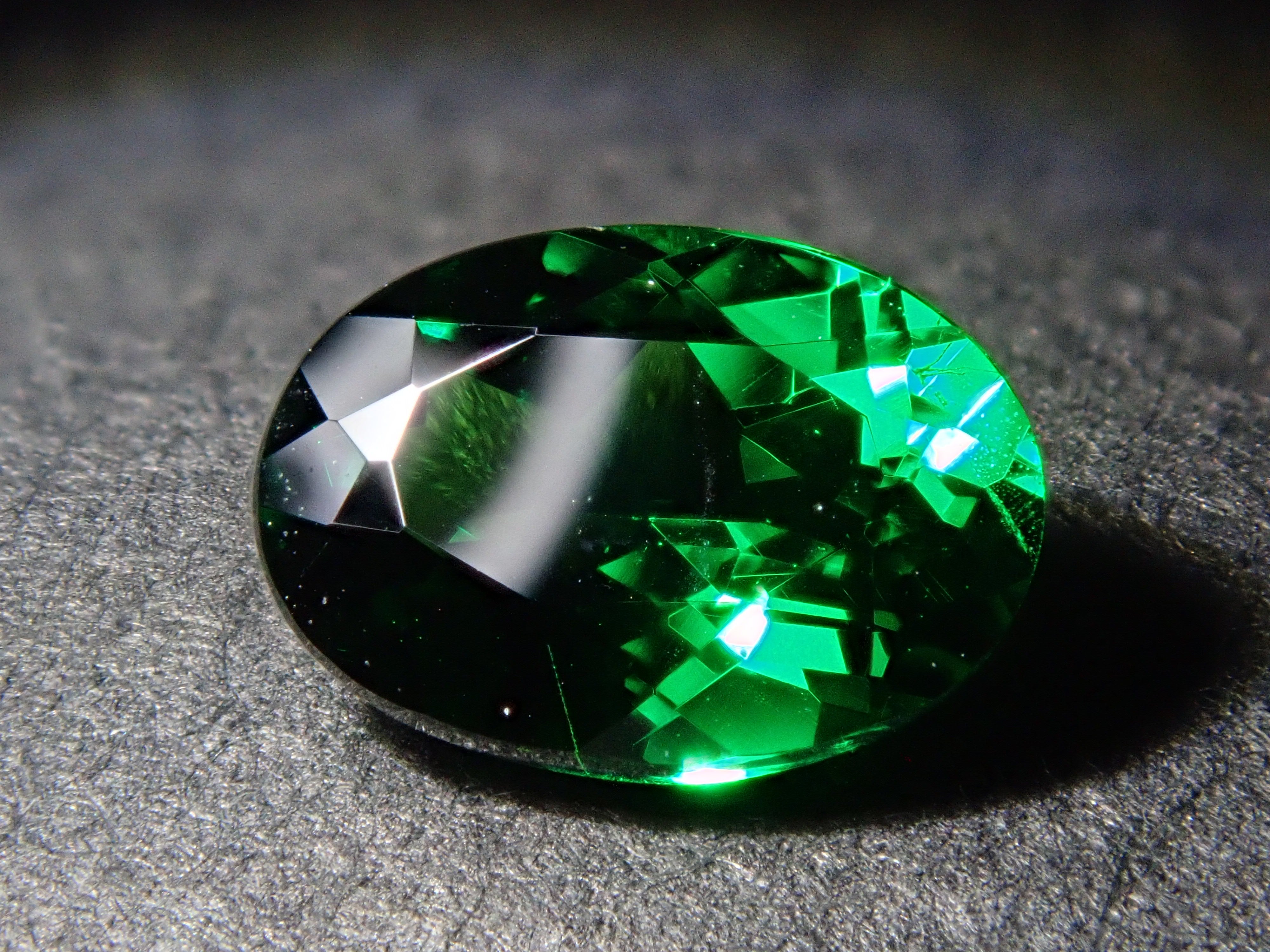 【1月10日晚間10點開賣】肯亞沙弗萊石 0.806克拉裸石