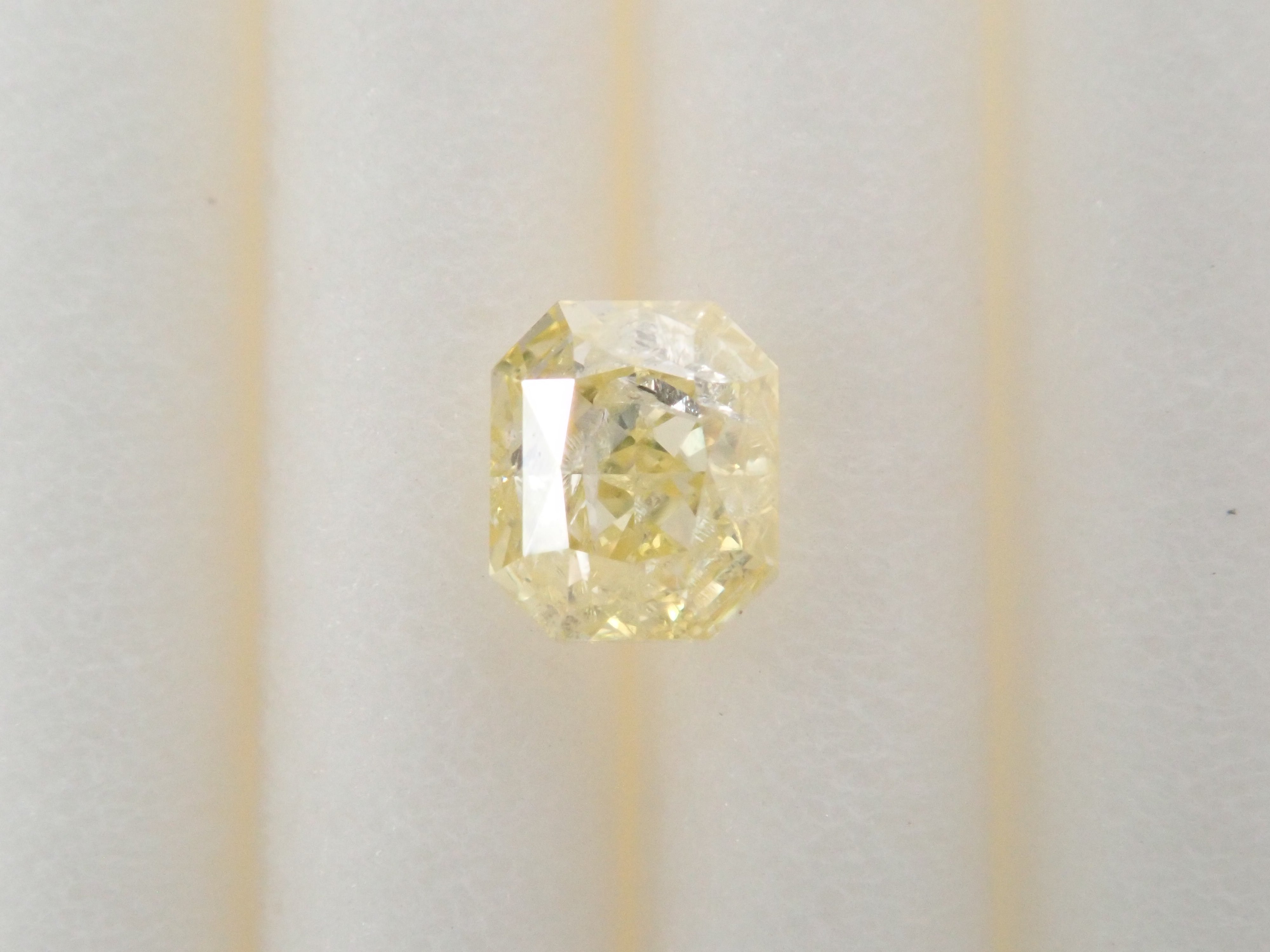 ファンシーイエローダイヤモンド 0.227ルース(FANCY YELLOW, I-2)