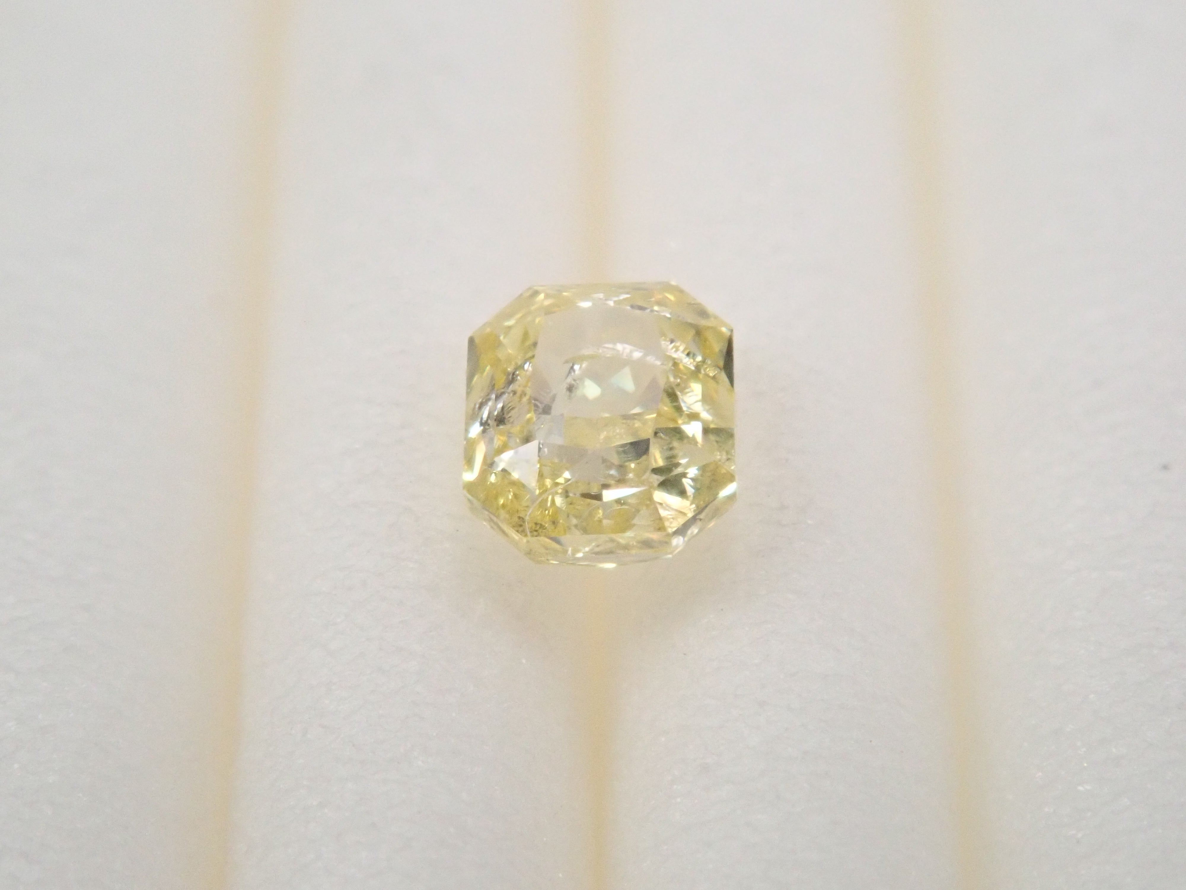 ファンシーイエローダイヤモンド 0.227ルース(FANCY YELLOW, I-2)